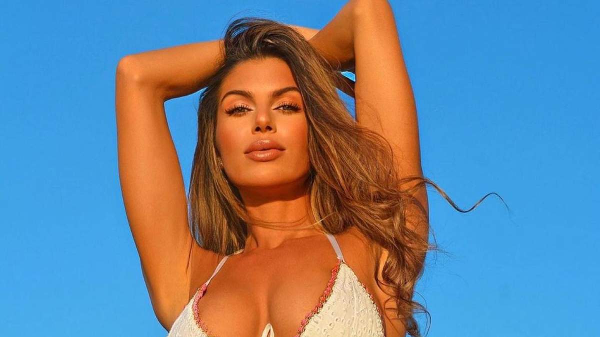 Короткий топ ледь прикрив груди: модель Теран Гілоу вкотре розбурхала мережу 3 Теран Гілоу оголила груди у відвертому образі