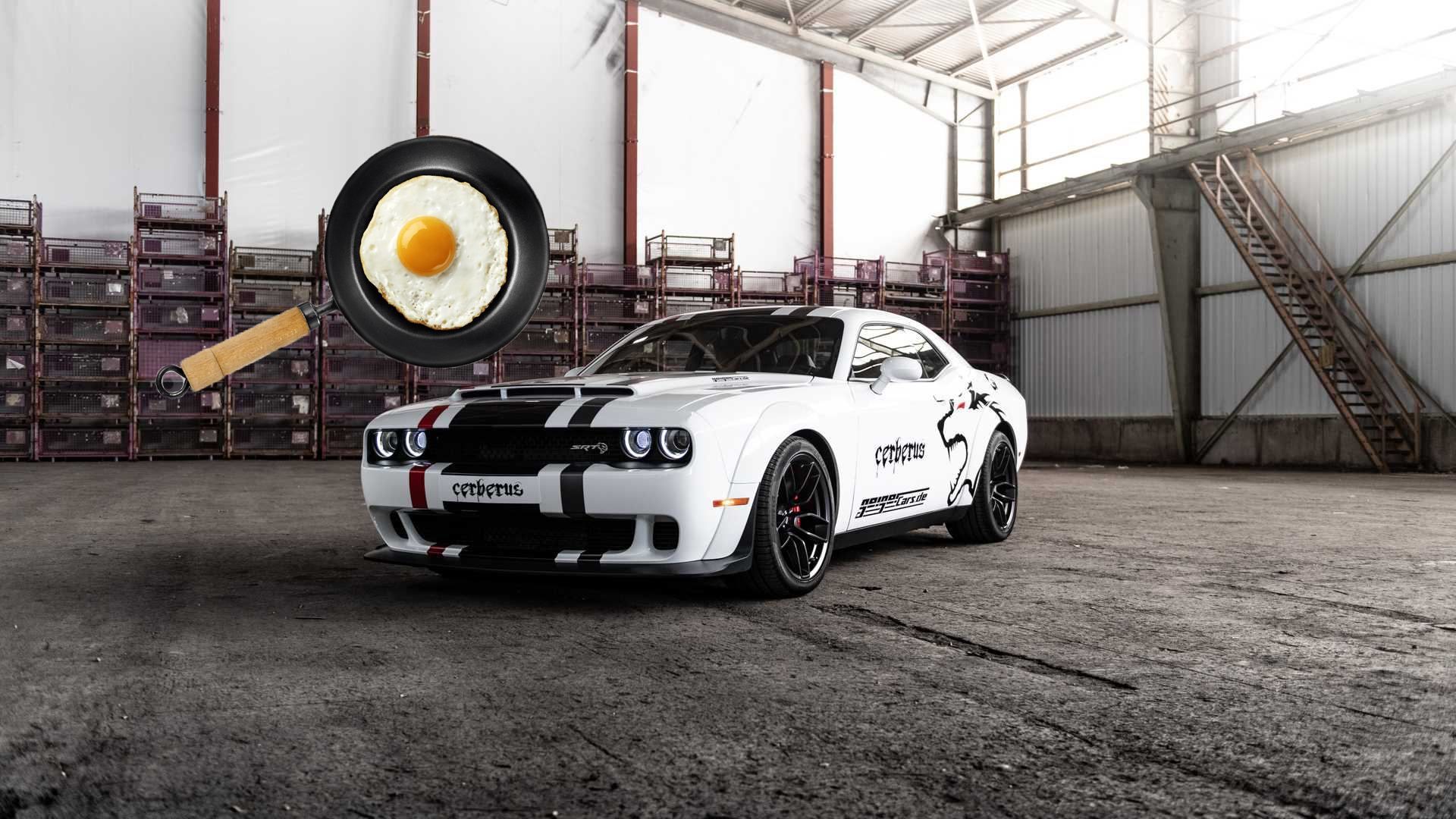 Блогер пожарил яичницу на двигателе спорткара Dodge Challenger – видео Блогер пожарил яичницу на двигателе спорткара Dodge Challenger – видео