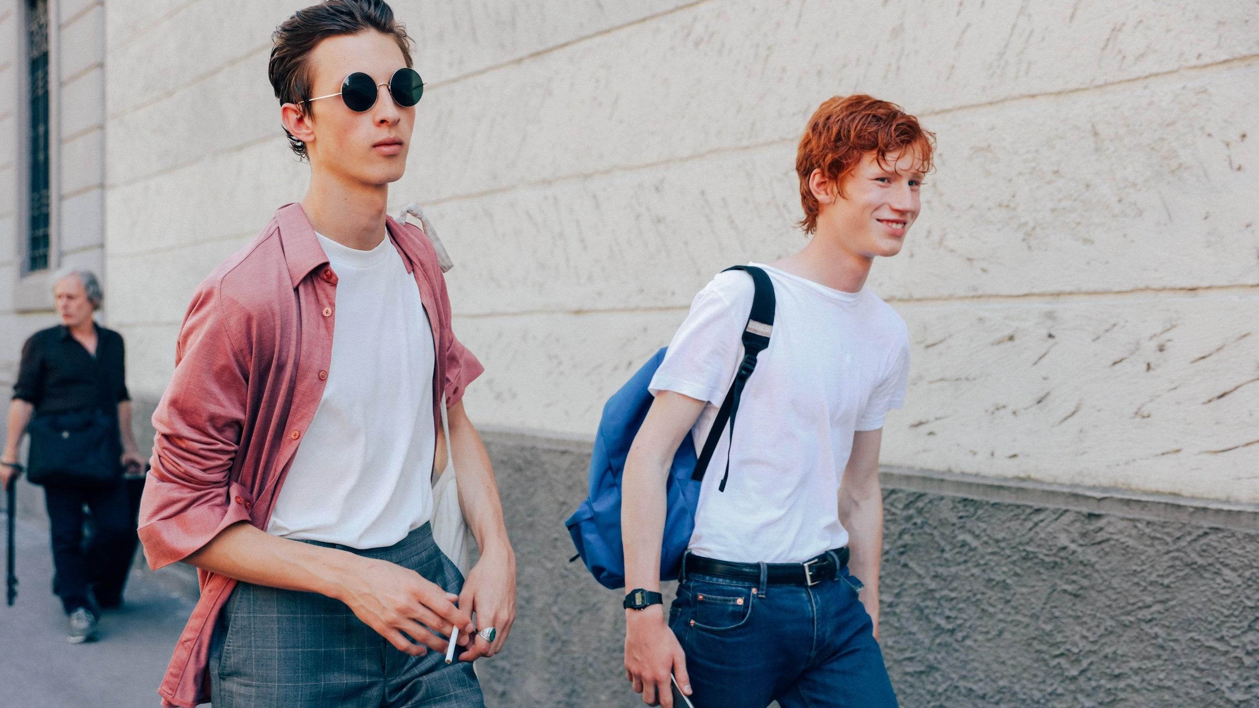 Біла футболка у чоловічому гардеробі: історія появи та з чим носити Біла футболка у чоловічому гардеробі: історія появи та з чим носити