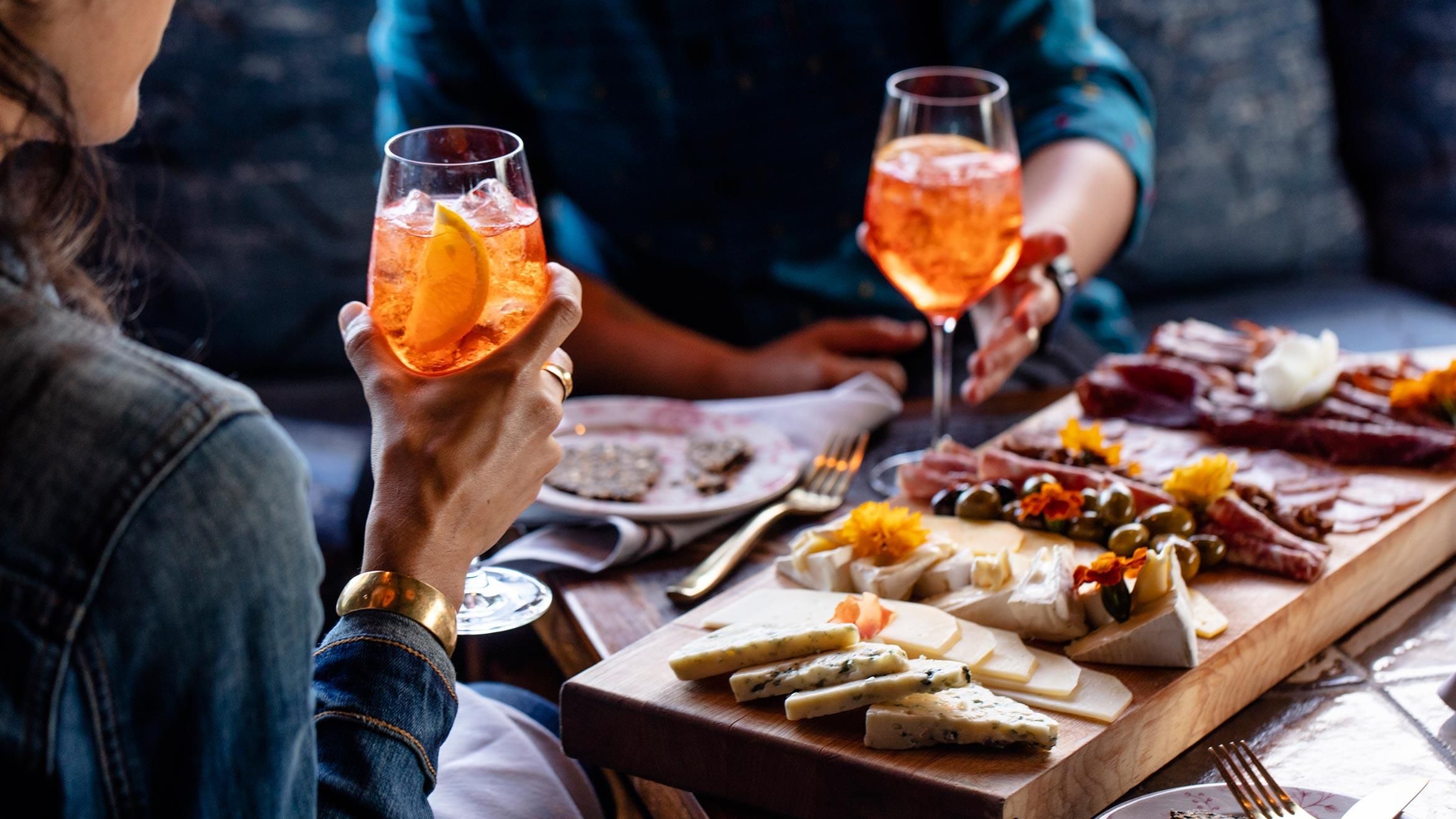 Nemiroff Spritz: рецепт приготування твісту коктейлю Aperol Spritz Nemiroff Spritz: рецепт приготування твісту коктейлю Aperol Spritz