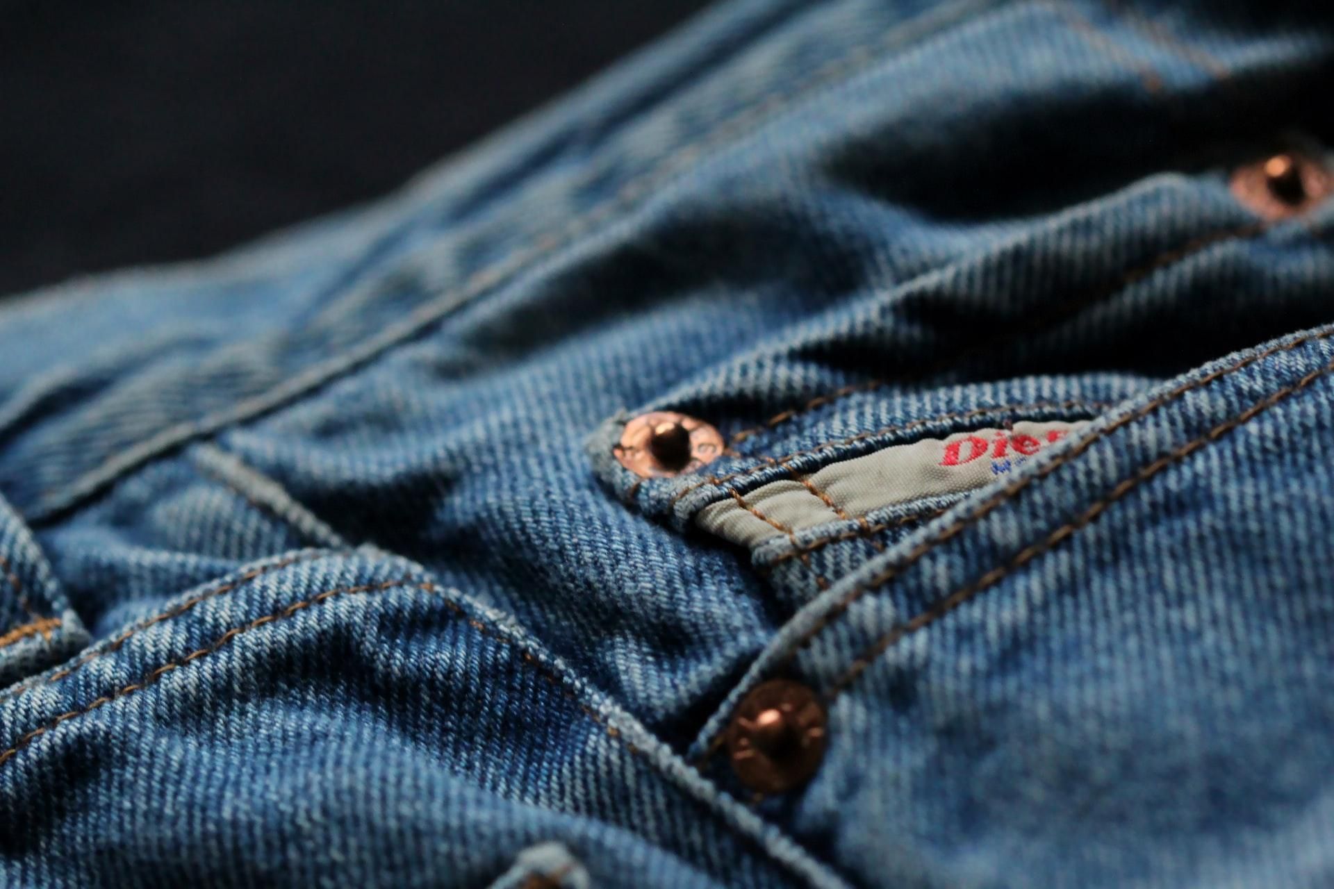 Навіщо маленька кишеня на джинсах: що потрібно в неї класти
