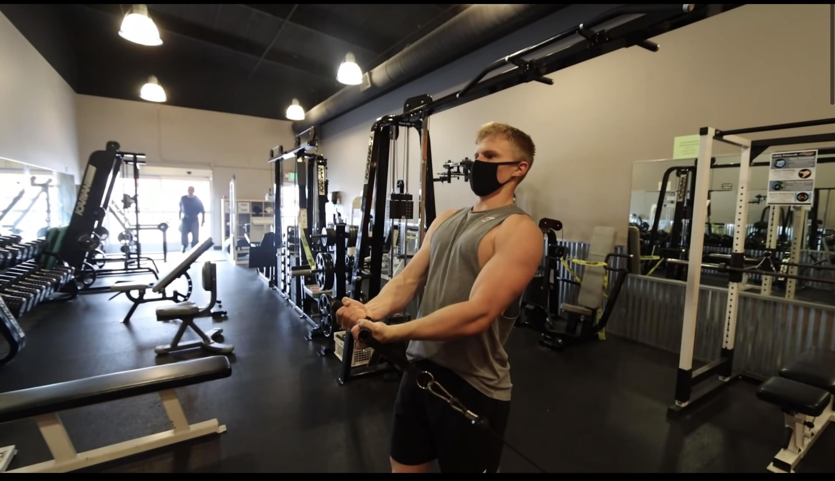 Блогер 30 днів виконував вправи Шварценеггера – як змінилося його тіло