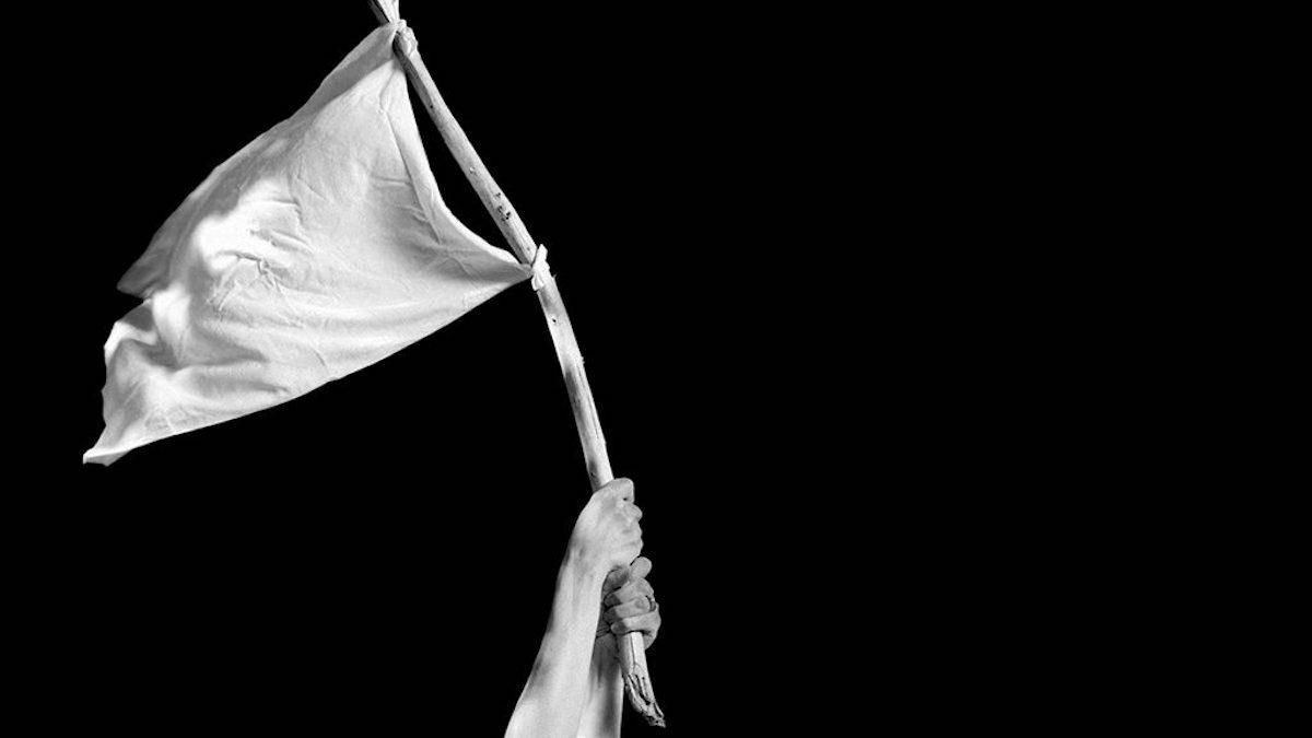 Чому під час капітуляції підіймають саме білий прапор Чому під час капітуляції підіймають саме білий прапор