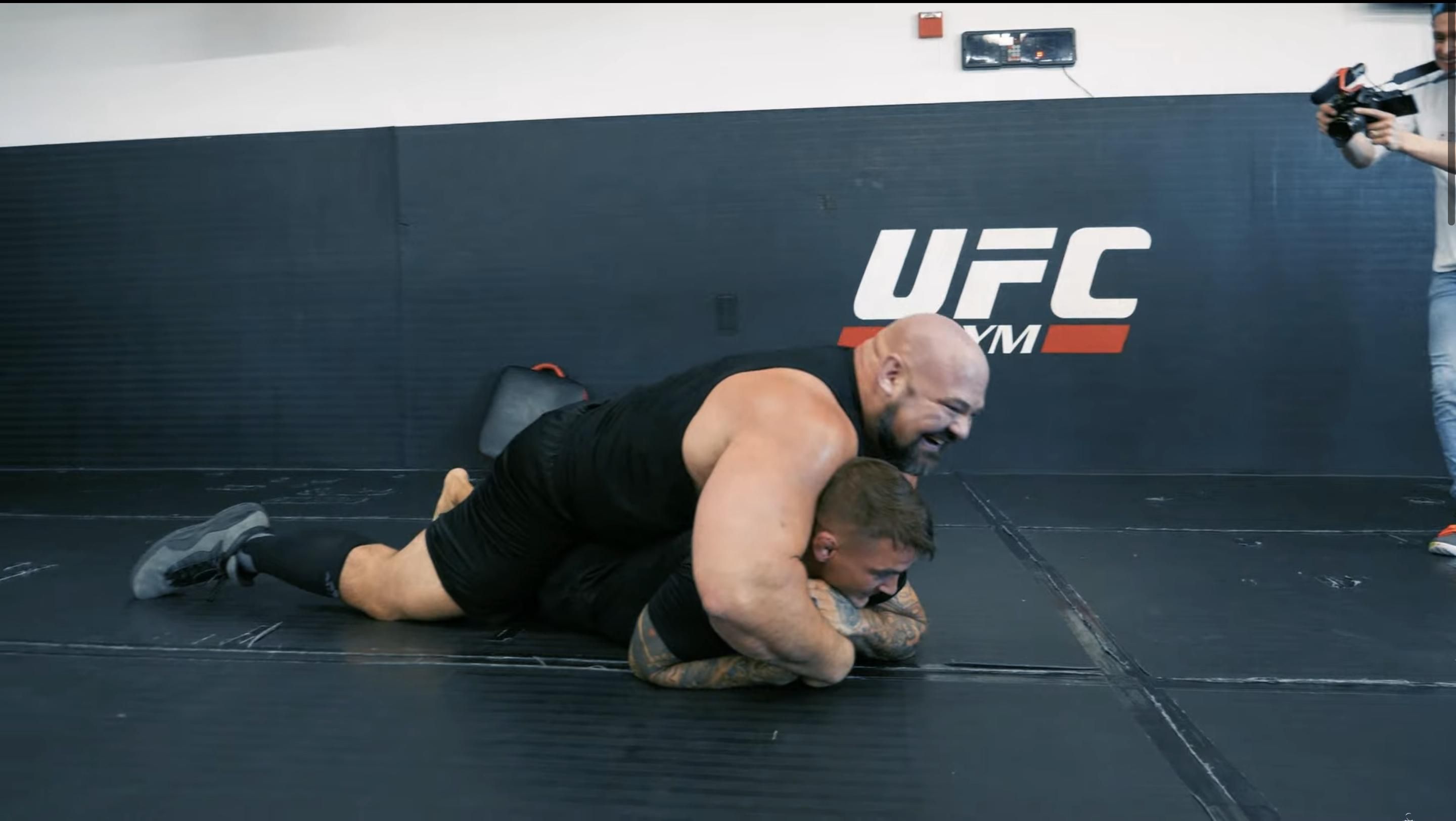 Боец UFC сошелся на ринге со стронгменом – видео безумного спарринга