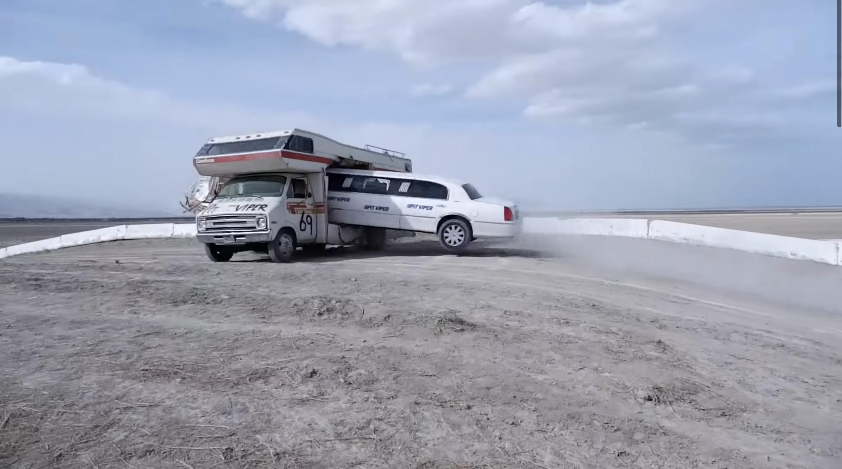 Каскадер пролетел сквозь трейлер на лимузине – видео безумного трюка Каскадер пролетел сквозь трейлер на лимузине – видео безумного трюка
