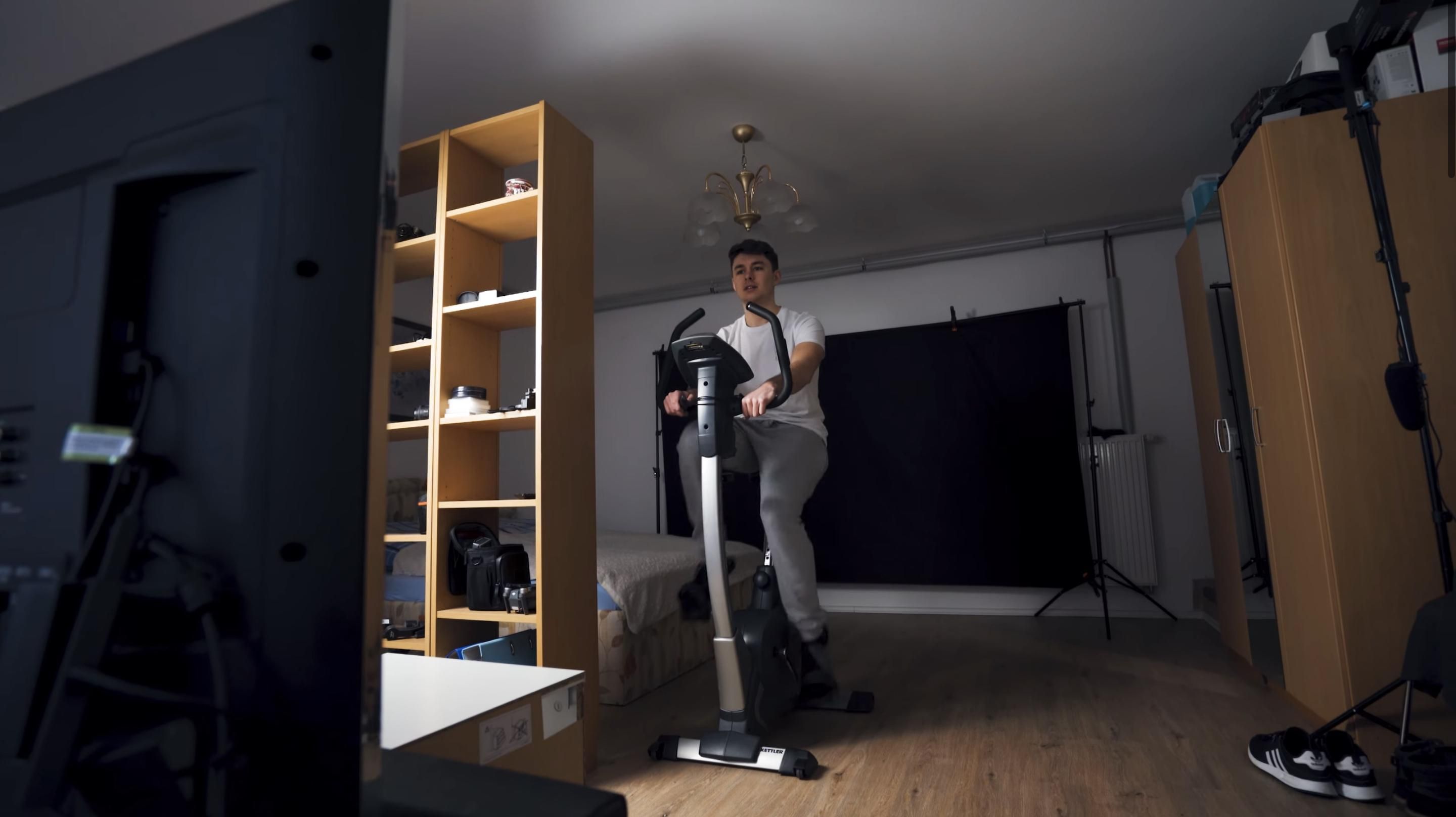 Блогер місяць займався на велотренажері по 2 години на день – відео