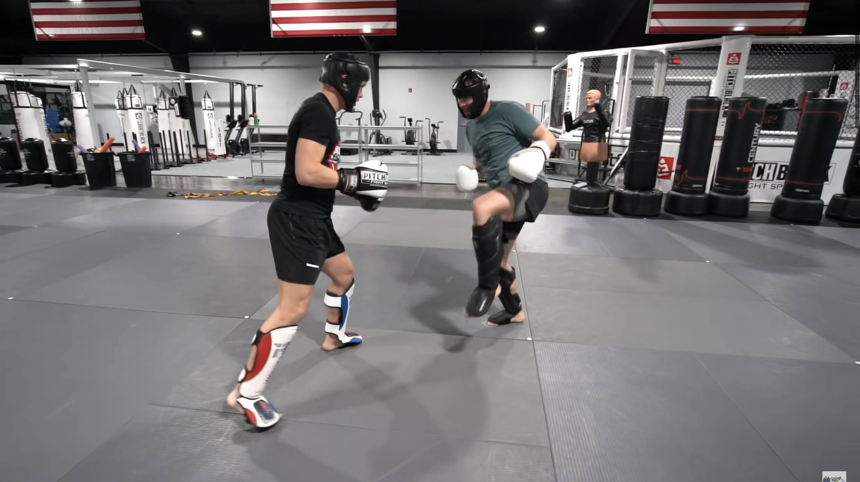 Бой чемпиона UFC, бодибилдера и обладателя черного пояса – видео