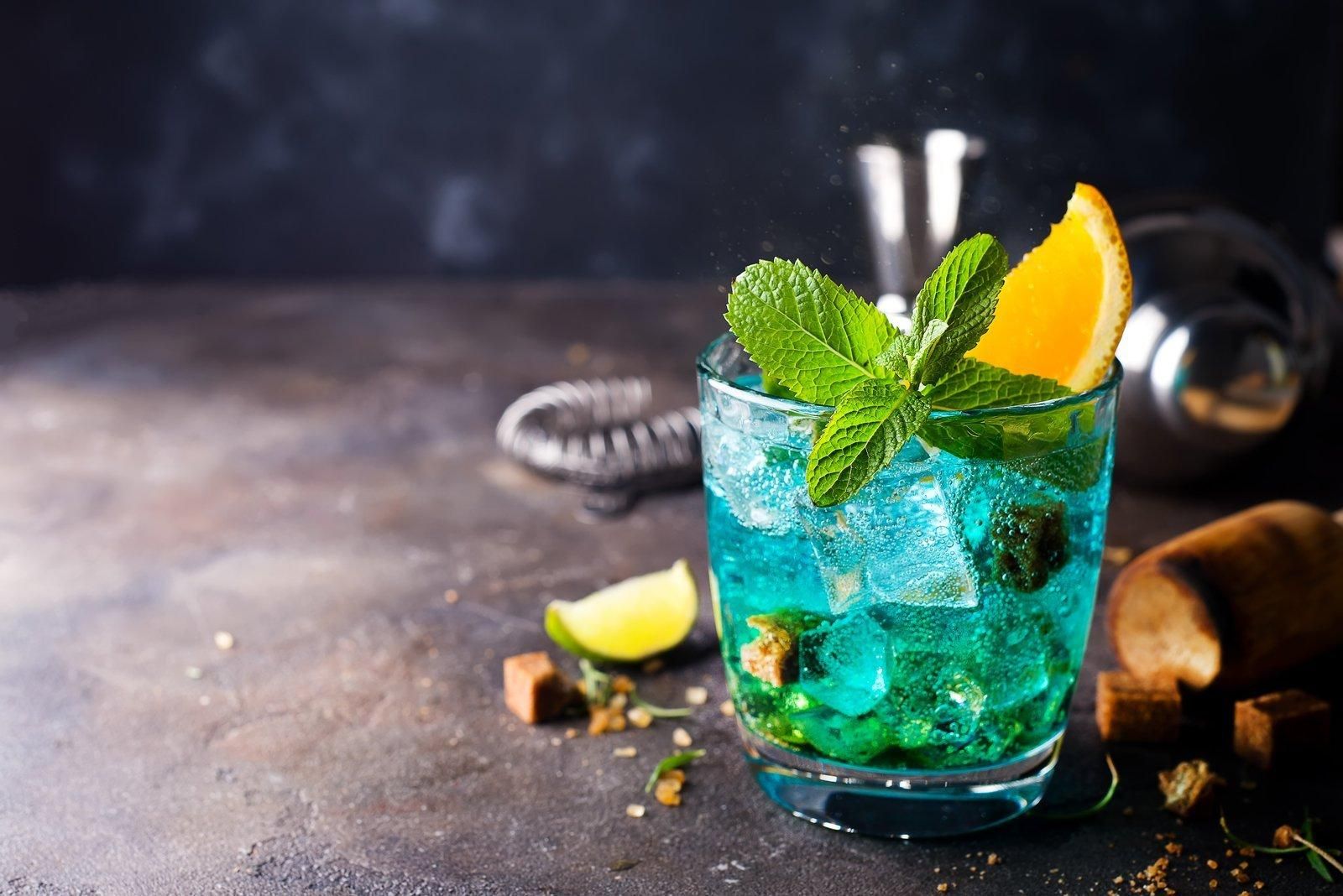 Український бармен приготував 14-літровий коктейль Блакитна лагуна