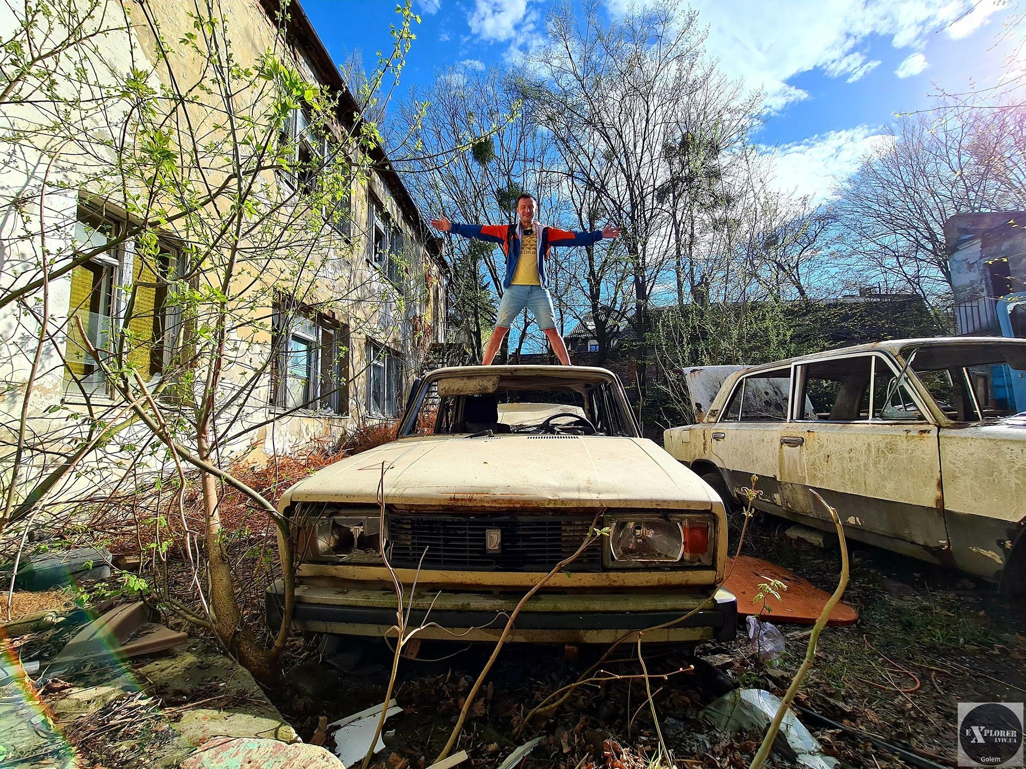 Во Львове обнаружили заброшенную автошколу – шокирующие фото здания