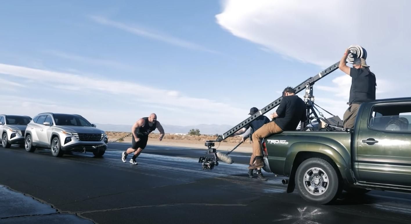 Пауерліфтер Браян Шоу протягнув 3 позашляховики – потужне відео