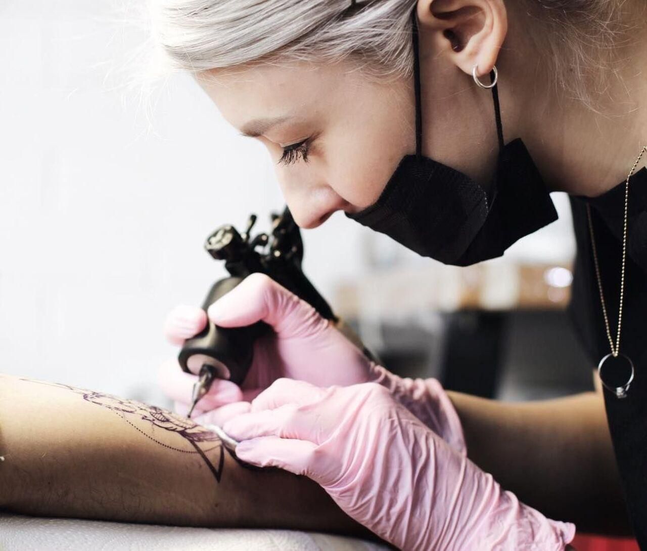 Які частини тіла найболючіші для татуювань: відповідь майстра