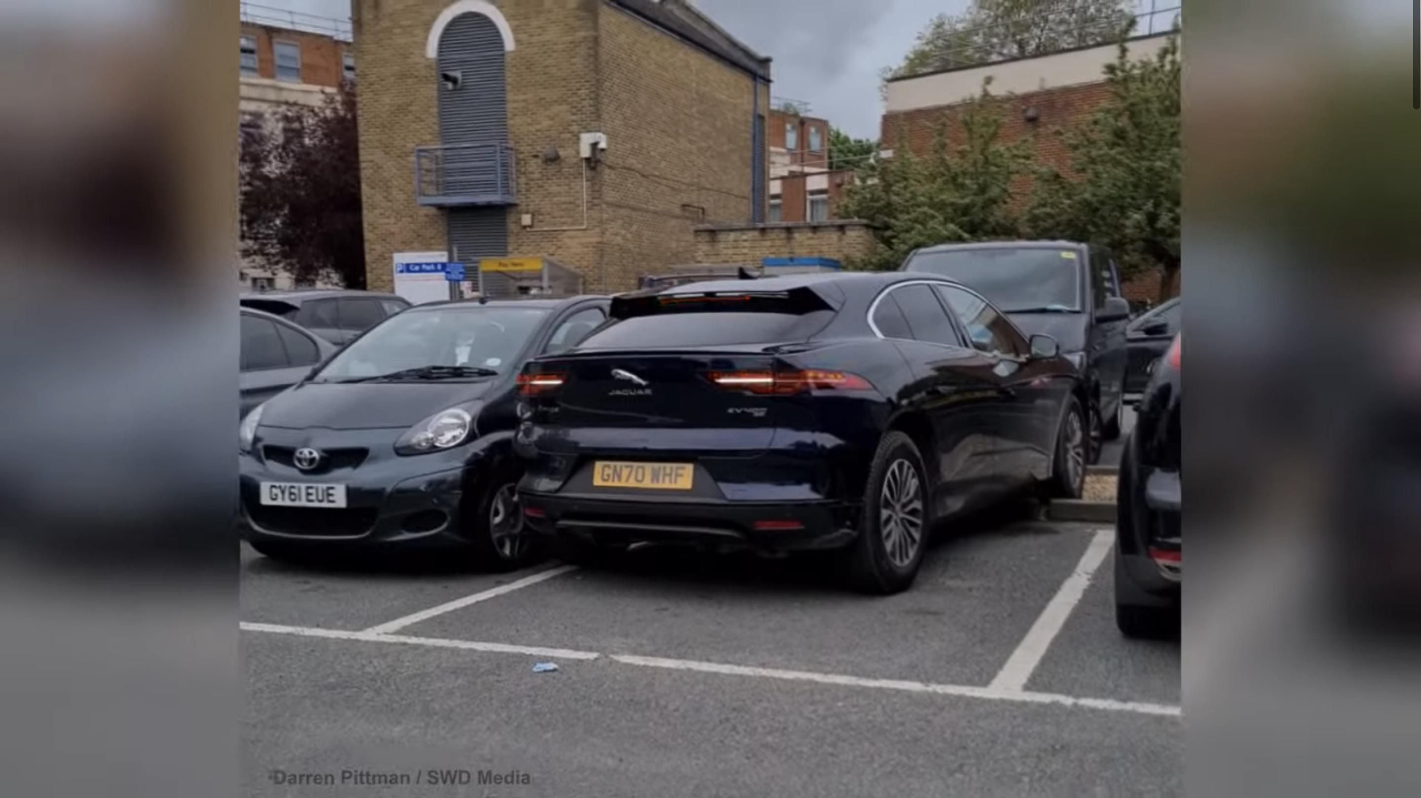 Водій Jaguar I-Pace 4 рази врізався у сусіднє авто під час паркування Водій Jaguar I-Pace 4 рази врізався у сусіднє авто під час паркування