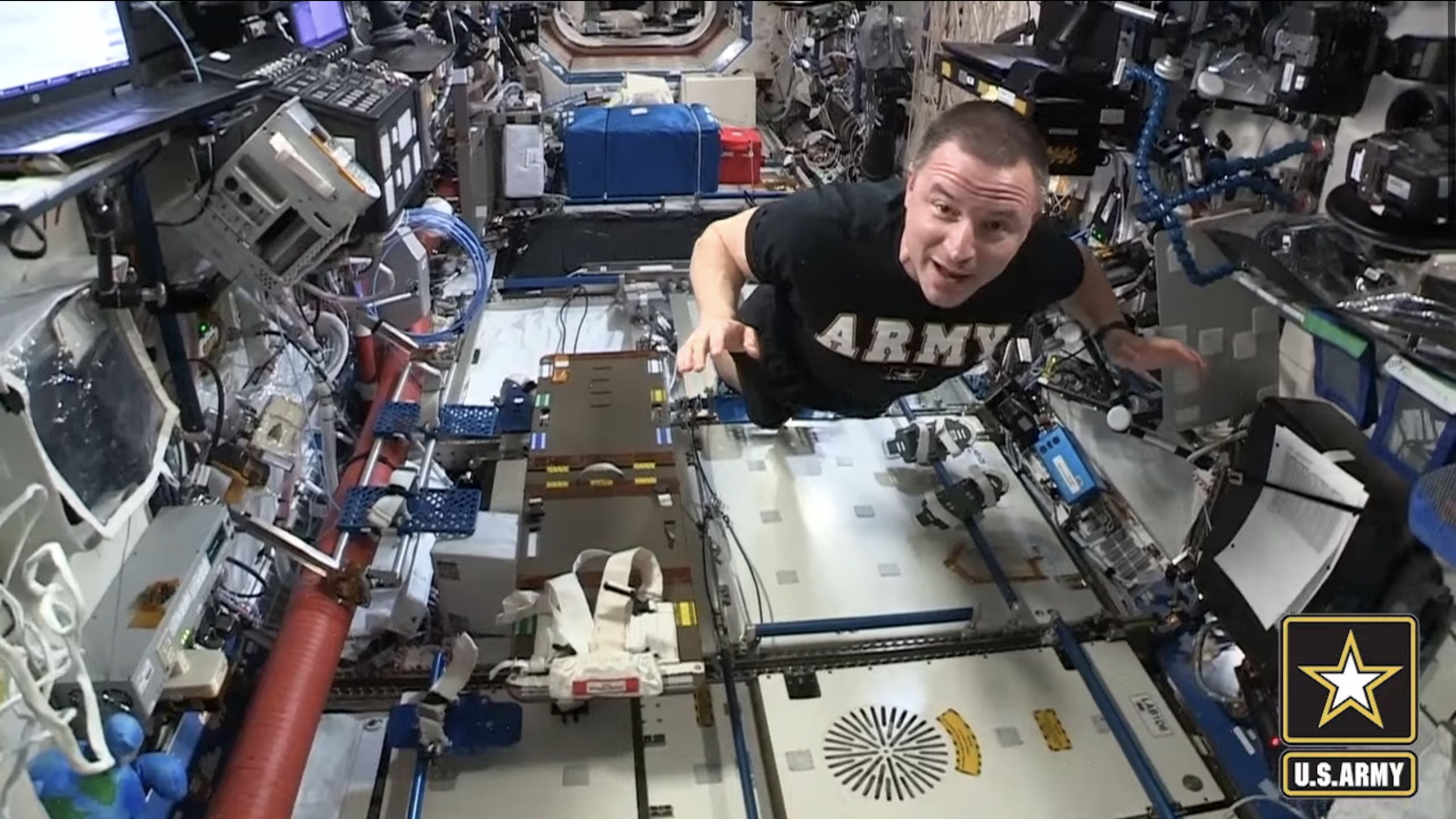 Астронавт спробував пройти фітнес-тест армії США у космосі – відео