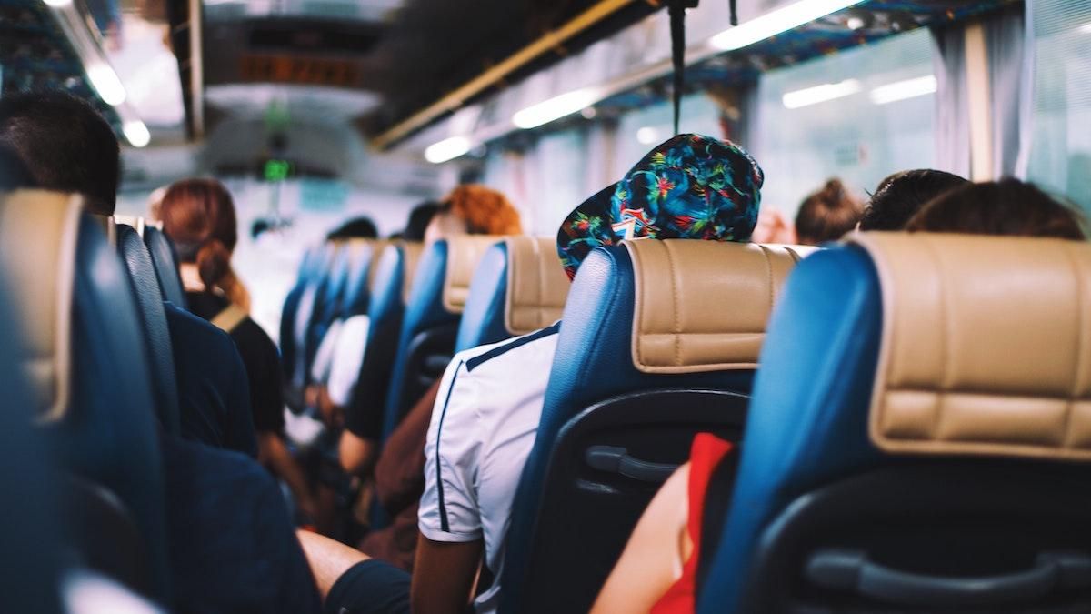 Пространство между твоими коленями и спинкой сиденья впереди – чье оно Пространство между твоими коленями и спинкой сиденья впереди – чье оно