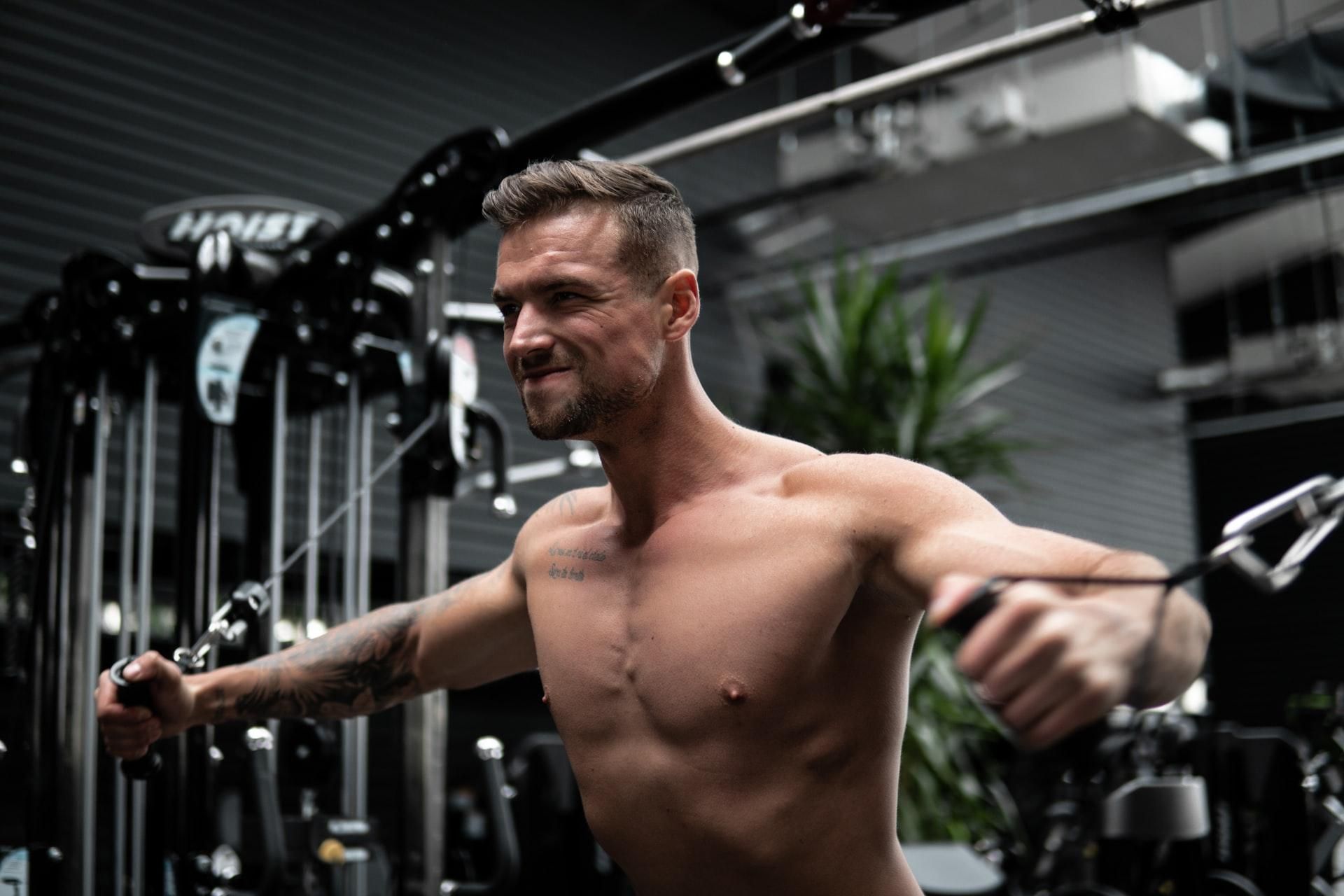 Как накачать широкие плечи комплекс упражнений с эспандером для мужчин