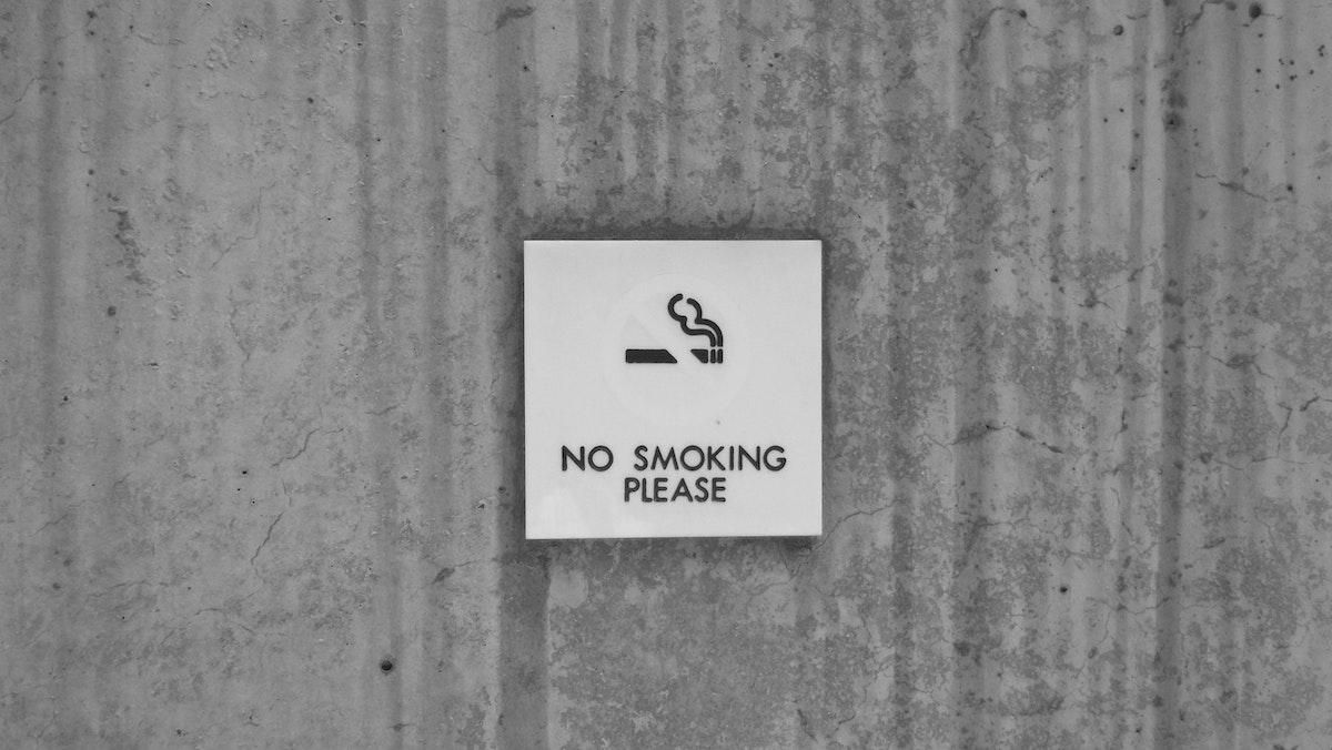 По тому, як людина тримає сигарету, можна розкрити її таємницю