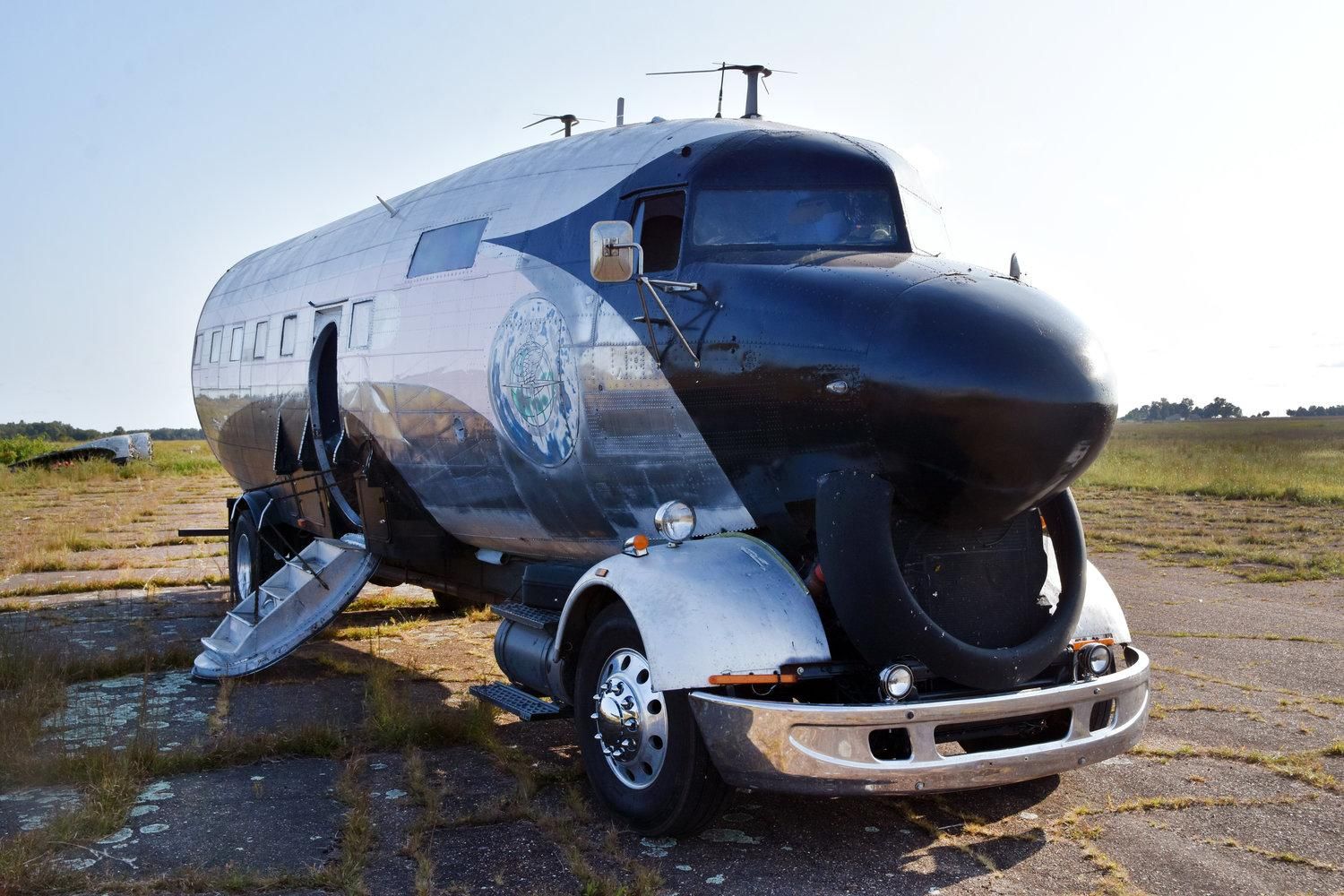 Чоловік перетворив літак Другої світової війни на дім на колесах: фото Чоловік перетворив літак Другої світової війни на дім на колесах: фото