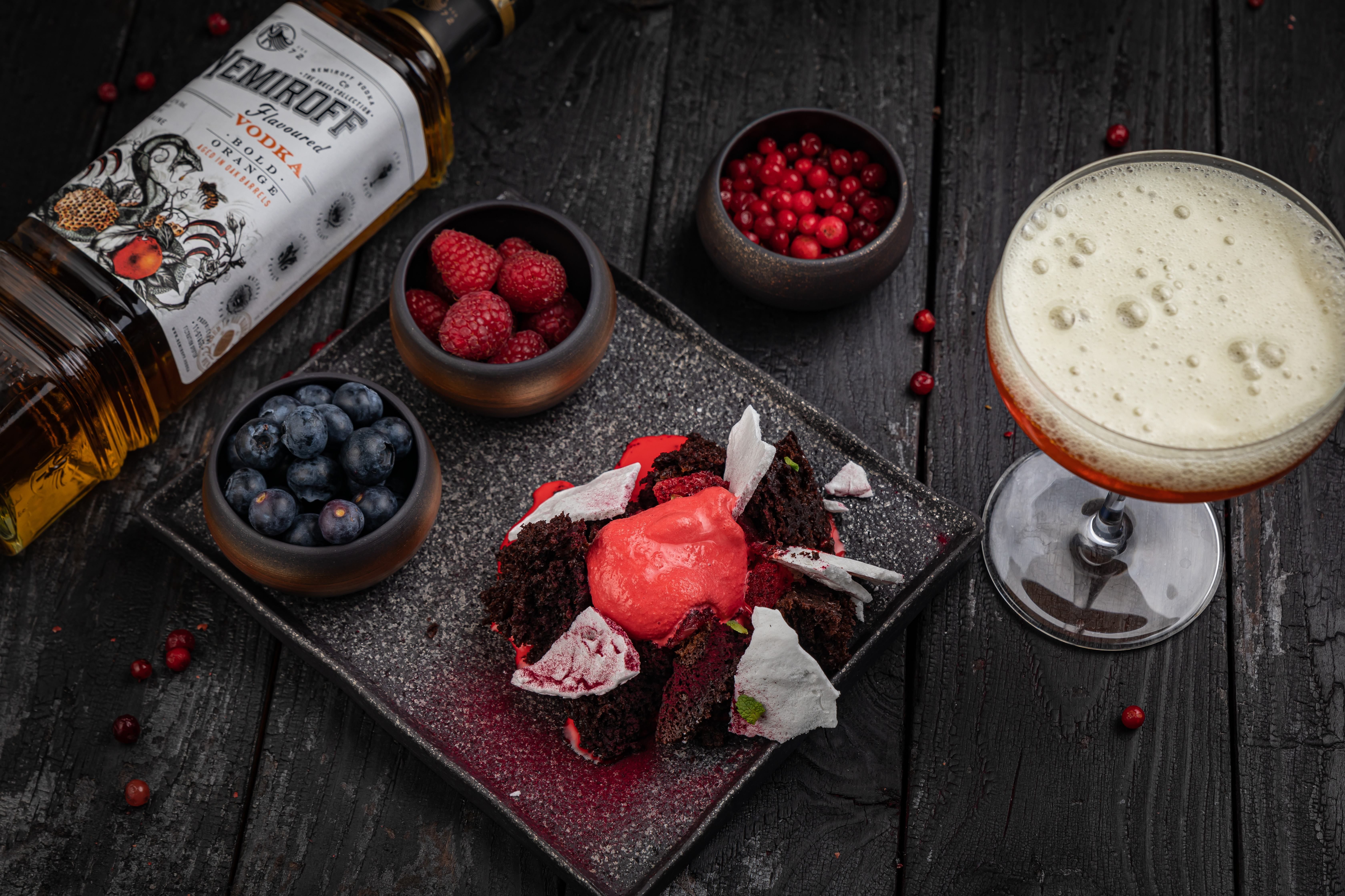 Сливочная панакота с сорбетом из водки и коктейль Bold and Bloody Сливочная панакота с сорбетом из водки и коктейль Bold and Bloody