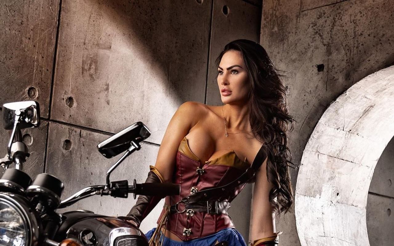 Кейтлінк Ранк знялася у сексуальному образі на мотоциклі: гарячі фото