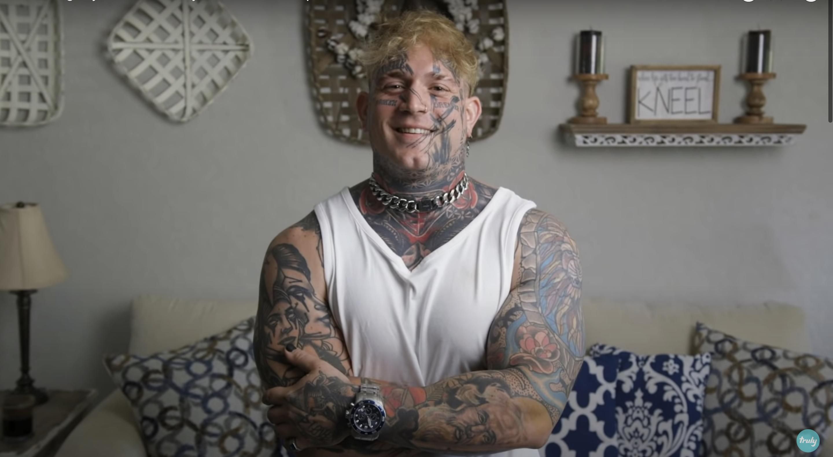 Син покрив тіло гримом, щоб мама побачила його без татуювань – відео