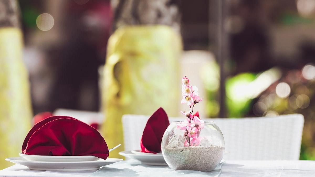 Вбивають романтику: яку їжу треба прибрати зі столу перед побаченням