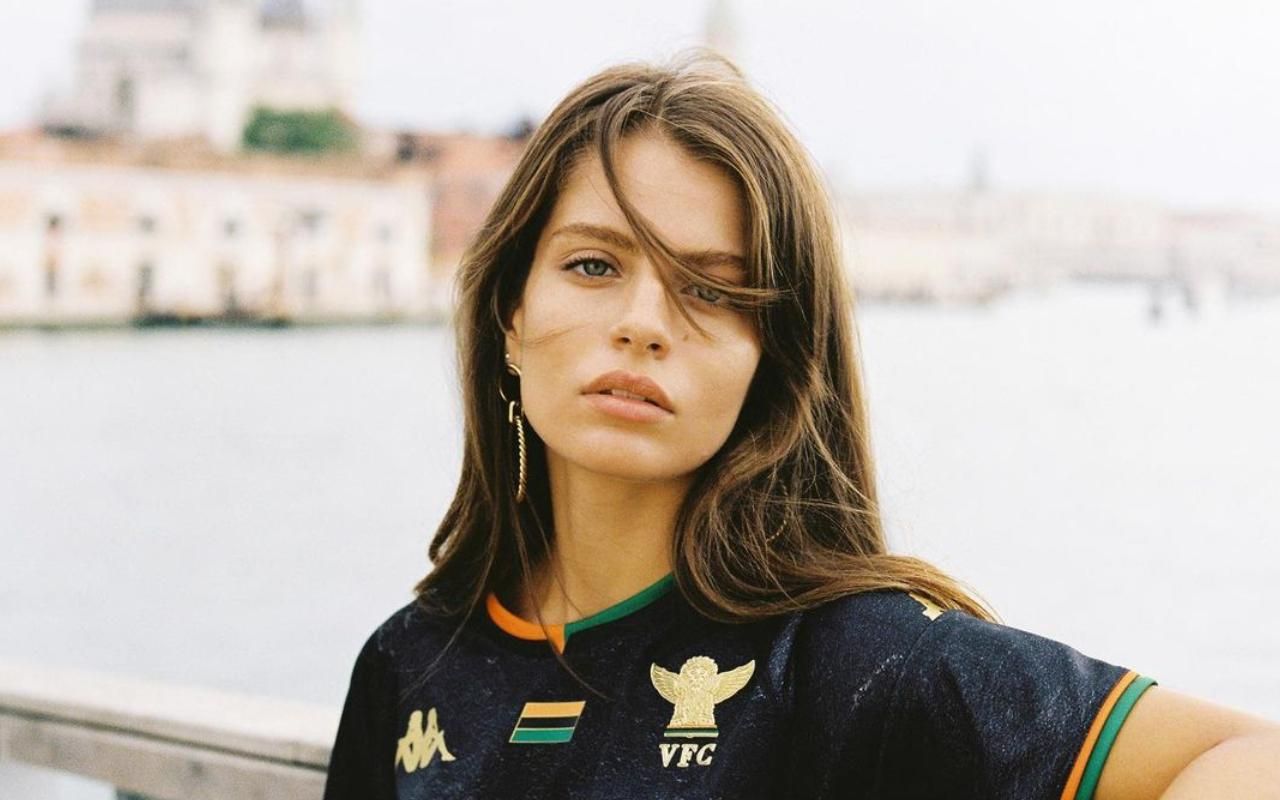 Сексуальная модель представила новую форму футбольного клуба Венеции