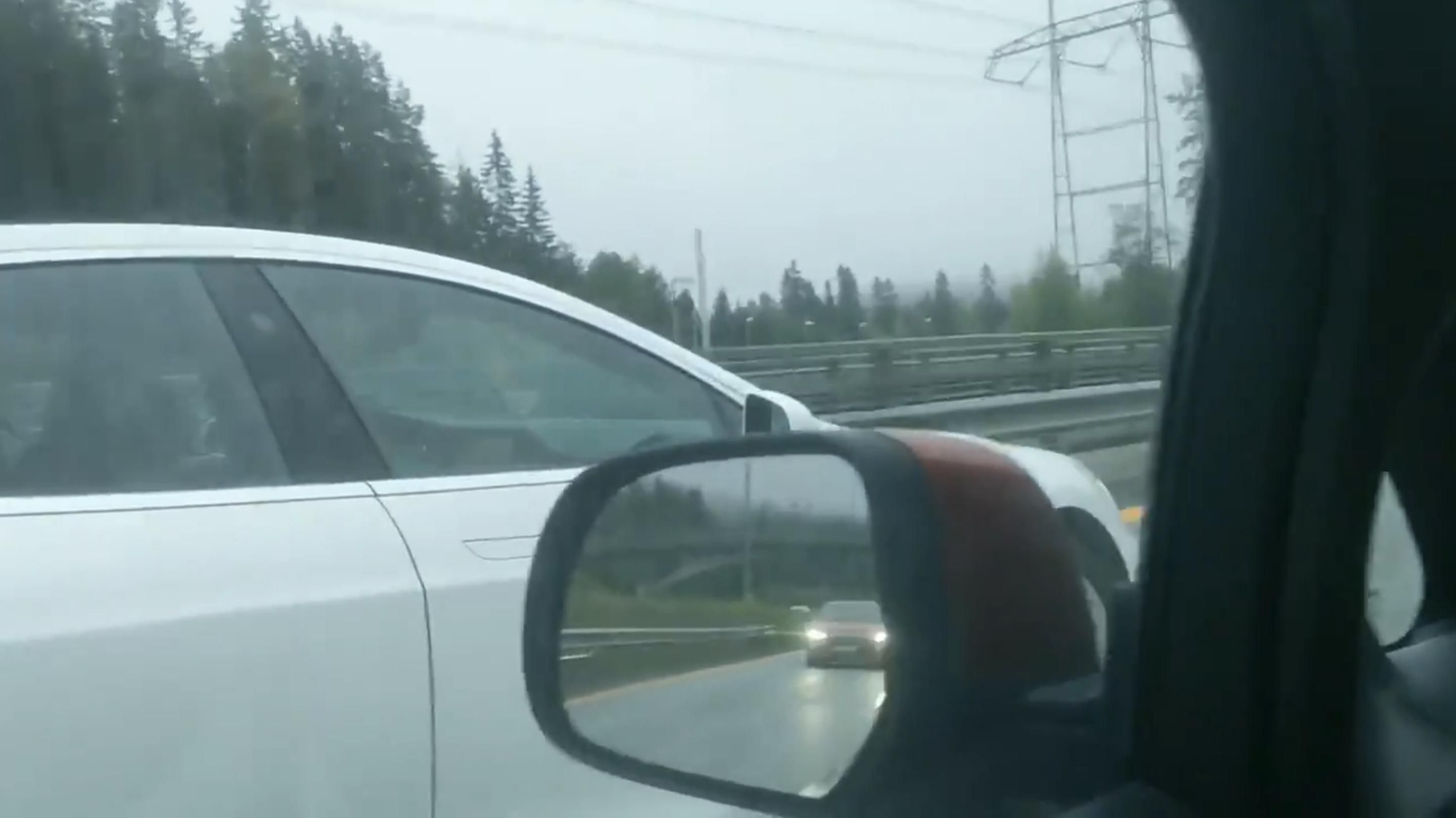 Автопілот Tesla врятував від ДТП п'яного водія, який заснув за кермом Автопілот Tesla врятував від ДТП п'яного водія, який заснув за кермом