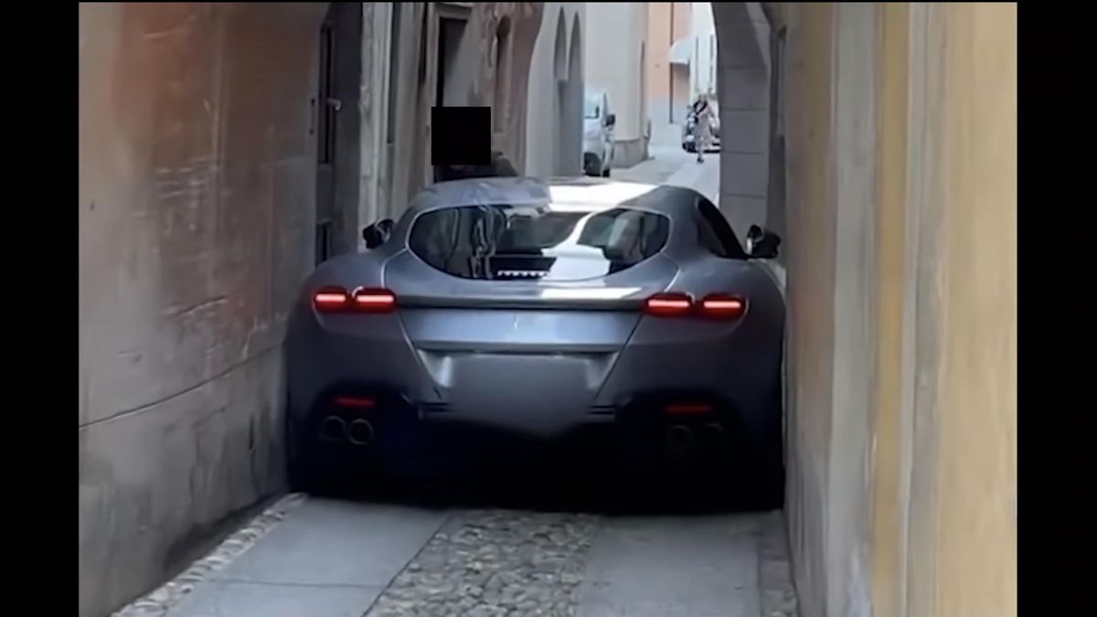 Розкішне Ferrari Roma застрягло між будинками в Італії: кумедне відео