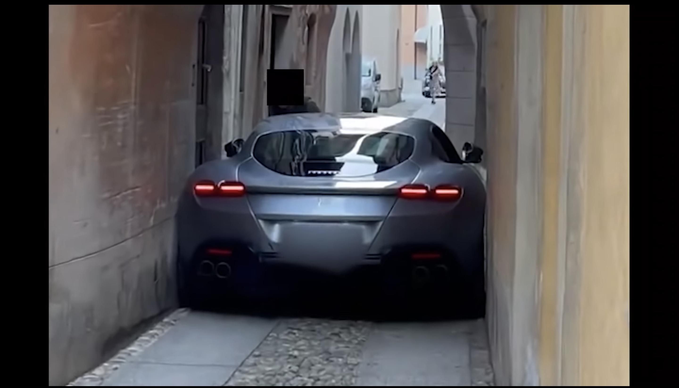 Розкішне Ferrari Roma застрягло між будинками в Італії: кумедне відео