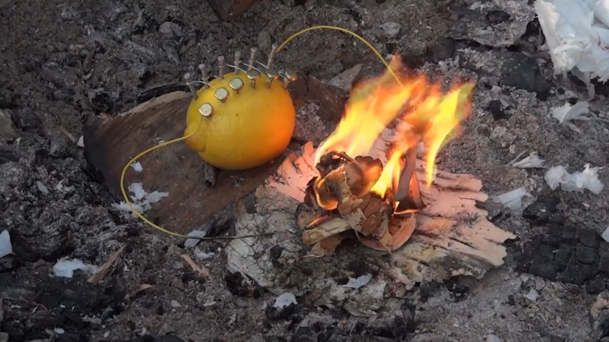 Как разжечь костер лимоном – видео, ставшее хитом в сети