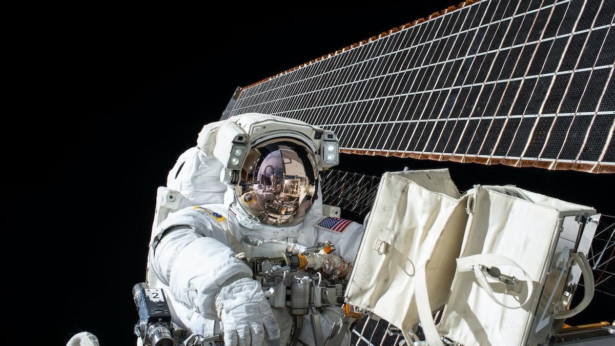 Чому космонавтам не варто пити газовані напої, але варто боятися бактерій - Men Чому космонавтам не варто пити газовані напої, але варто боятися бактерій - Men