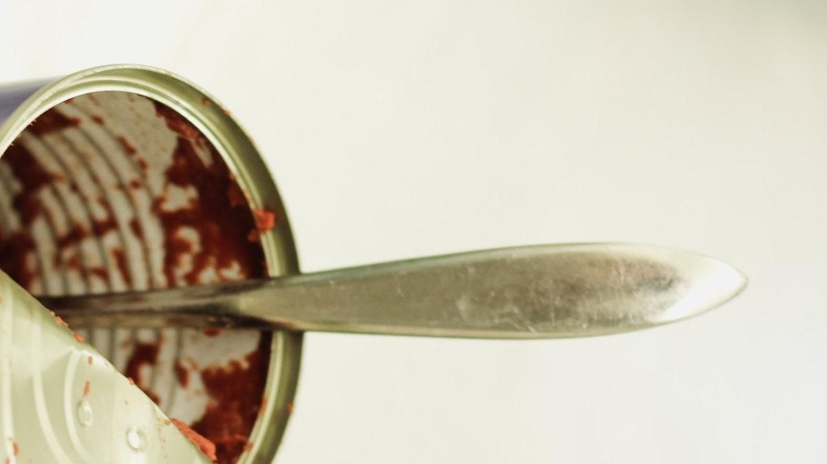 Как открыть консервы без открывалки: три простых способа Как открыть консервы без открывалки: три простых способа