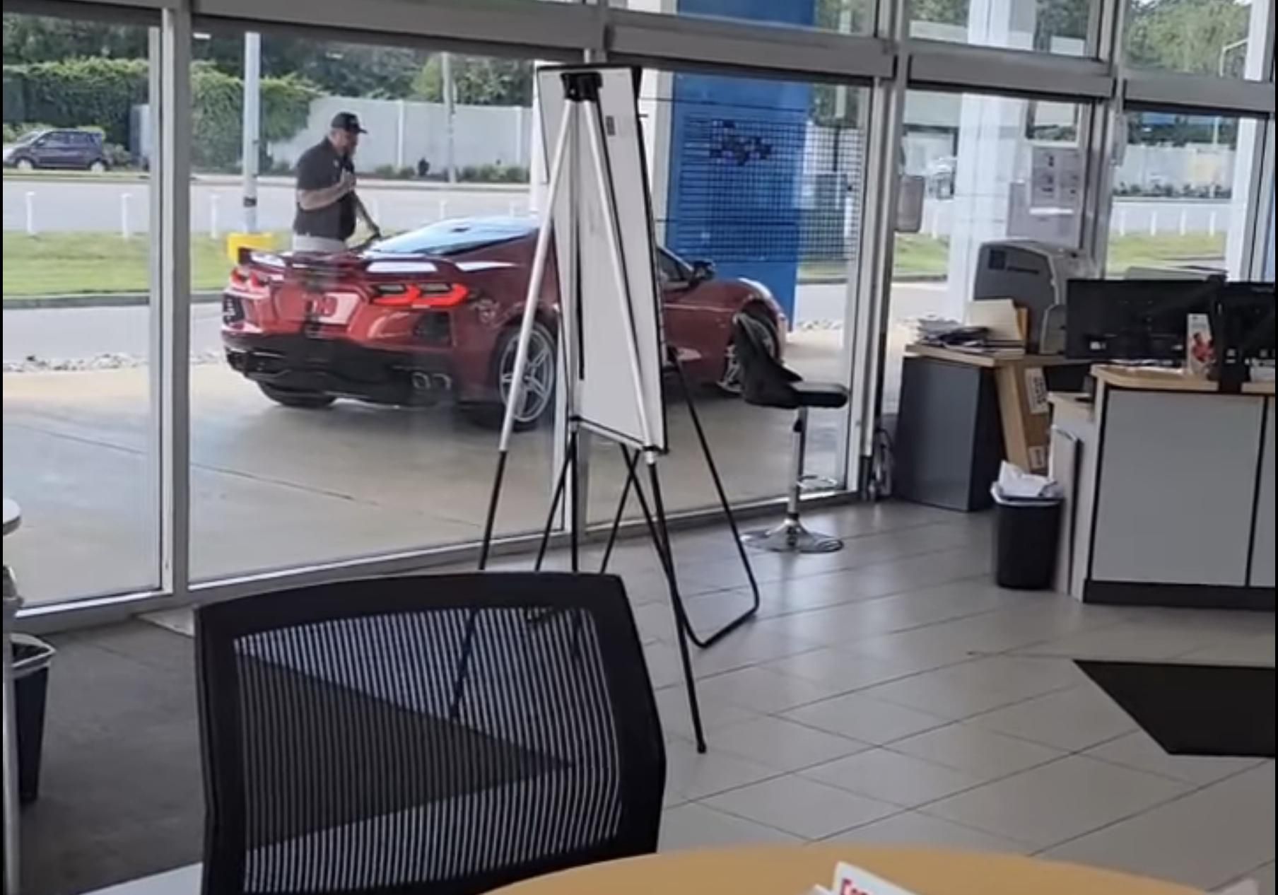 Парень украл Chevrolet Corvette C8 из-под носа продавца: дерзкий поступок удалось снять - Men