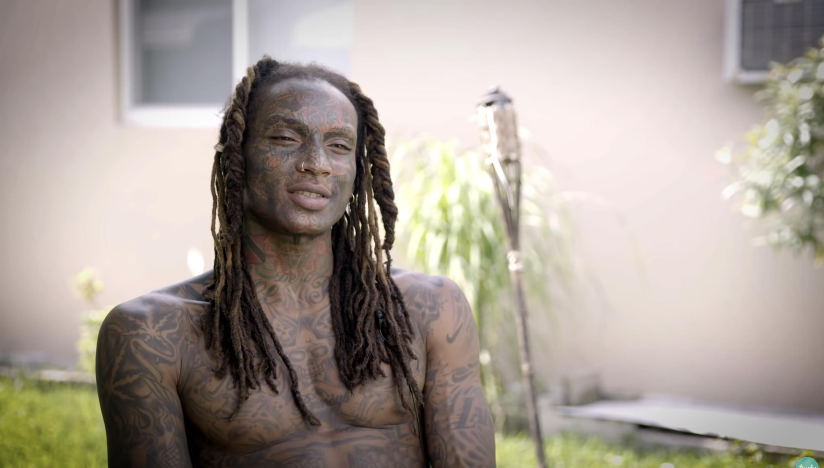 Парень впервые в жизни скрыл свои более 100 татуировок: реакция его тети неоценима - Men