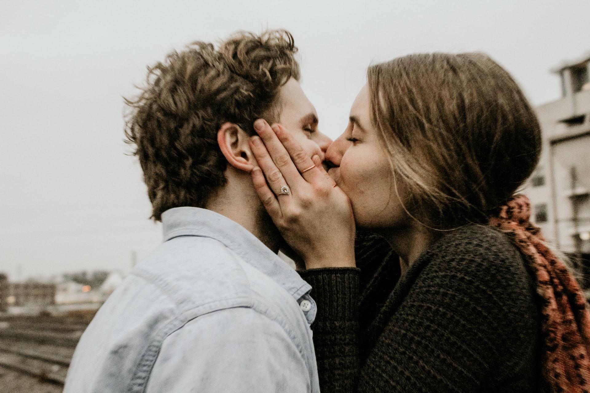 Чому багато пар люблять цілуватися на публіку: цікаве дослідження - Men
