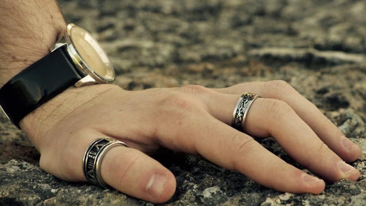 Почему некоторые мужчины носят перстень на большом пальце - Men