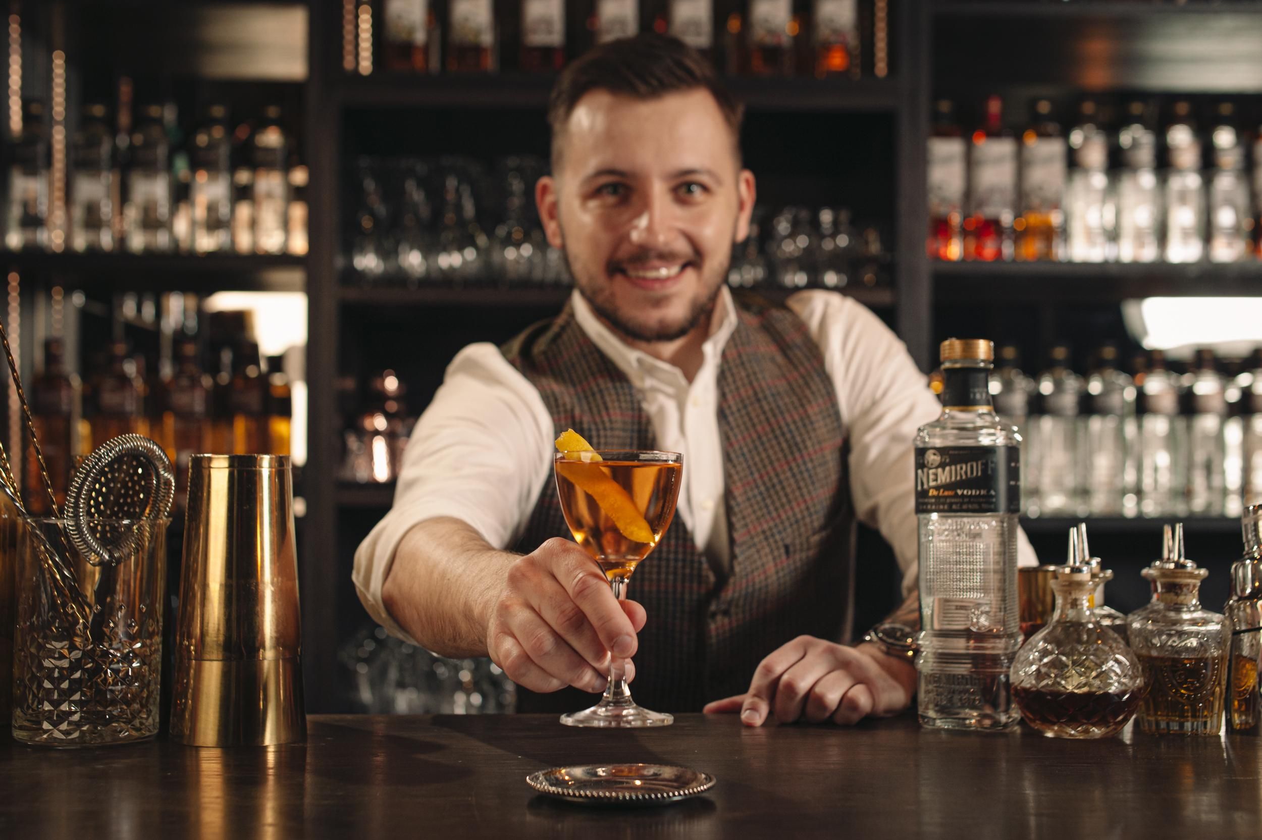 Как приготовить алкогольный коктейль Gypsy Queen: попробуй себя в роли барMENa - Men Как приготовить алкогольный коктейль Gypsy Queen: попробуй себя в роли барMENa - Men