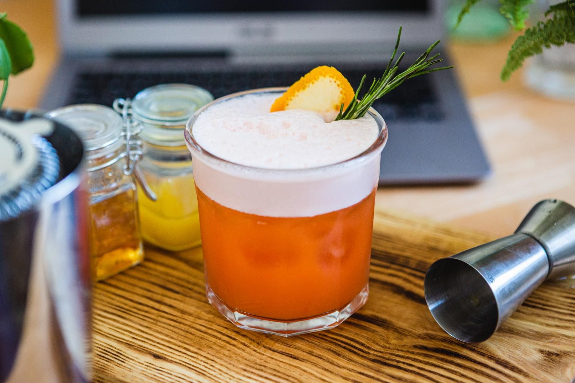 Как приготовить алкогольный коктейль Pear & Pepper Penicillin: попробуй себя в роли барMENa - Men Как приготовить алкогольный коктейль Pear & Pepper Penicillin: попробуй себя в роли барMENa - Men