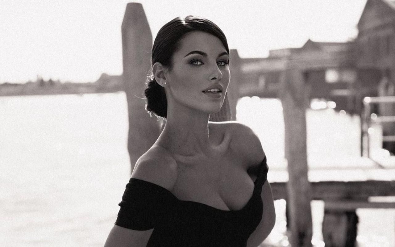 Мисс Италия Каролина Стамаре снялась в стильном жакете на голое тело - Men