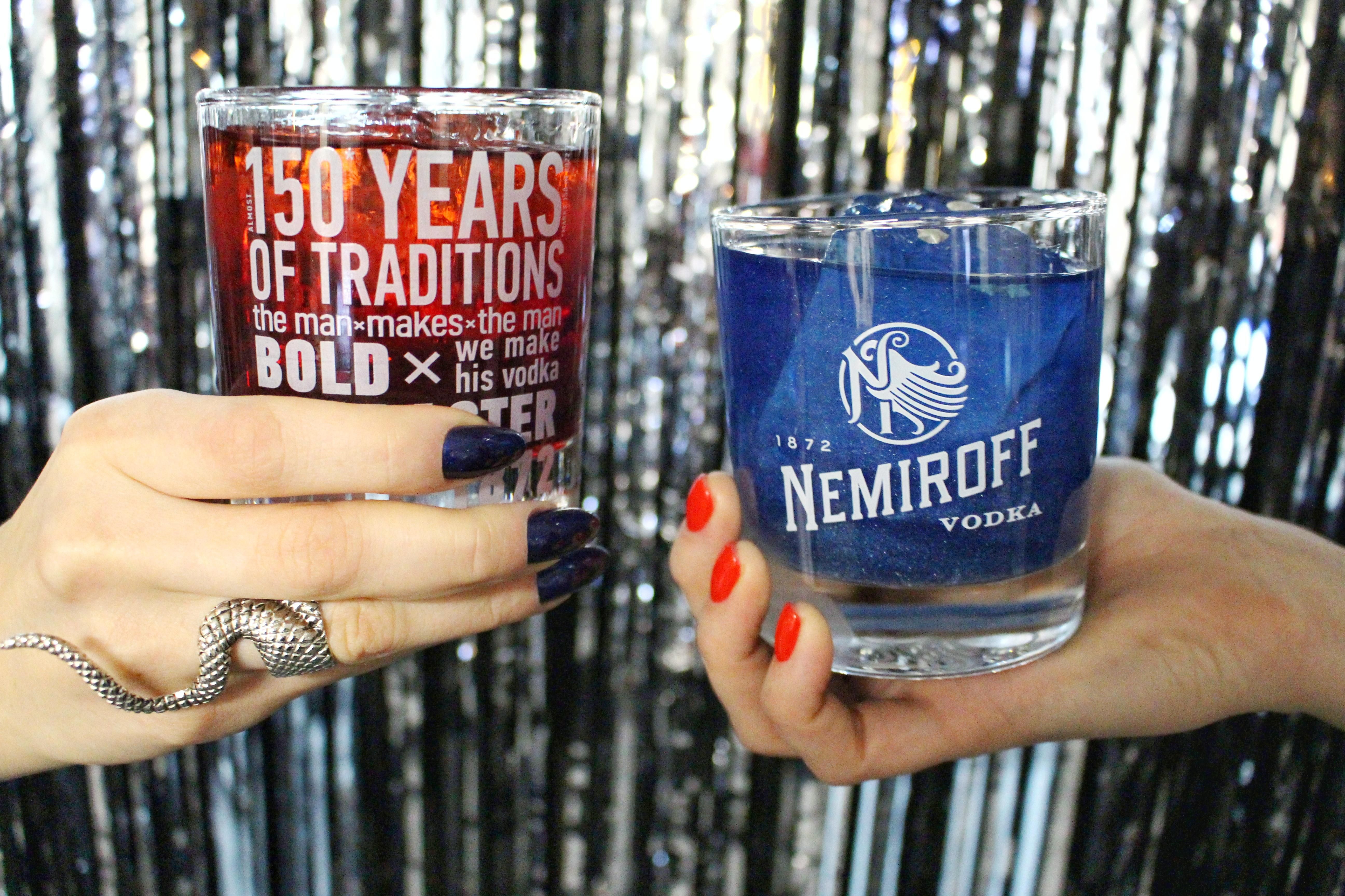 Красный или синий: Nemiroff создала авторские коктейли к возвращению Матрицы - Men Красный или синий: Nemiroff создала авторские коктейли к возвращению Матрицы - Men