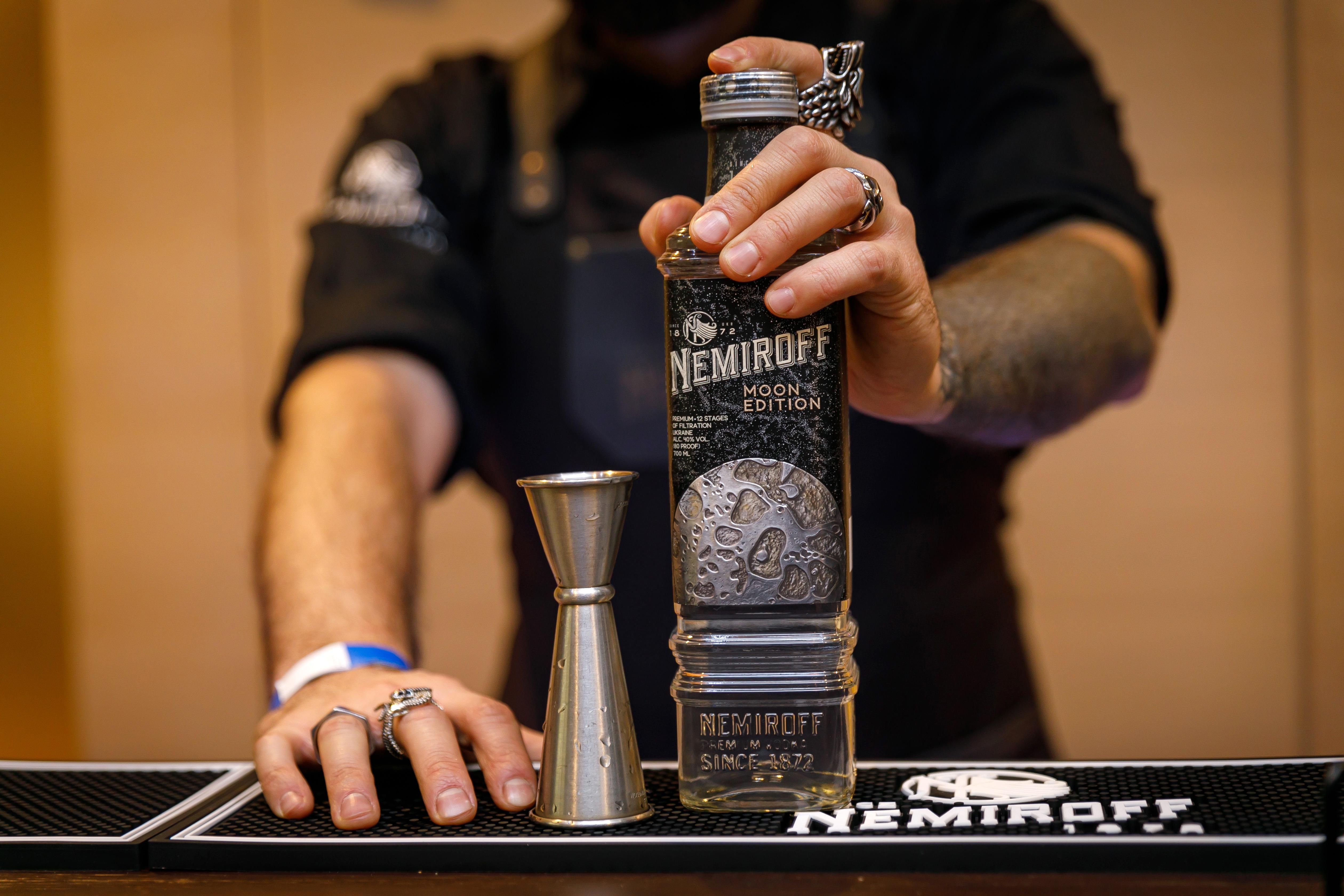 Как приготовить алкогольный коктейль Golden Moon: попробуй себя в роли барMENa - Men Как приготовить алкогольный коктейль Golden Moon: попробуй себя в роли барMENa - Men