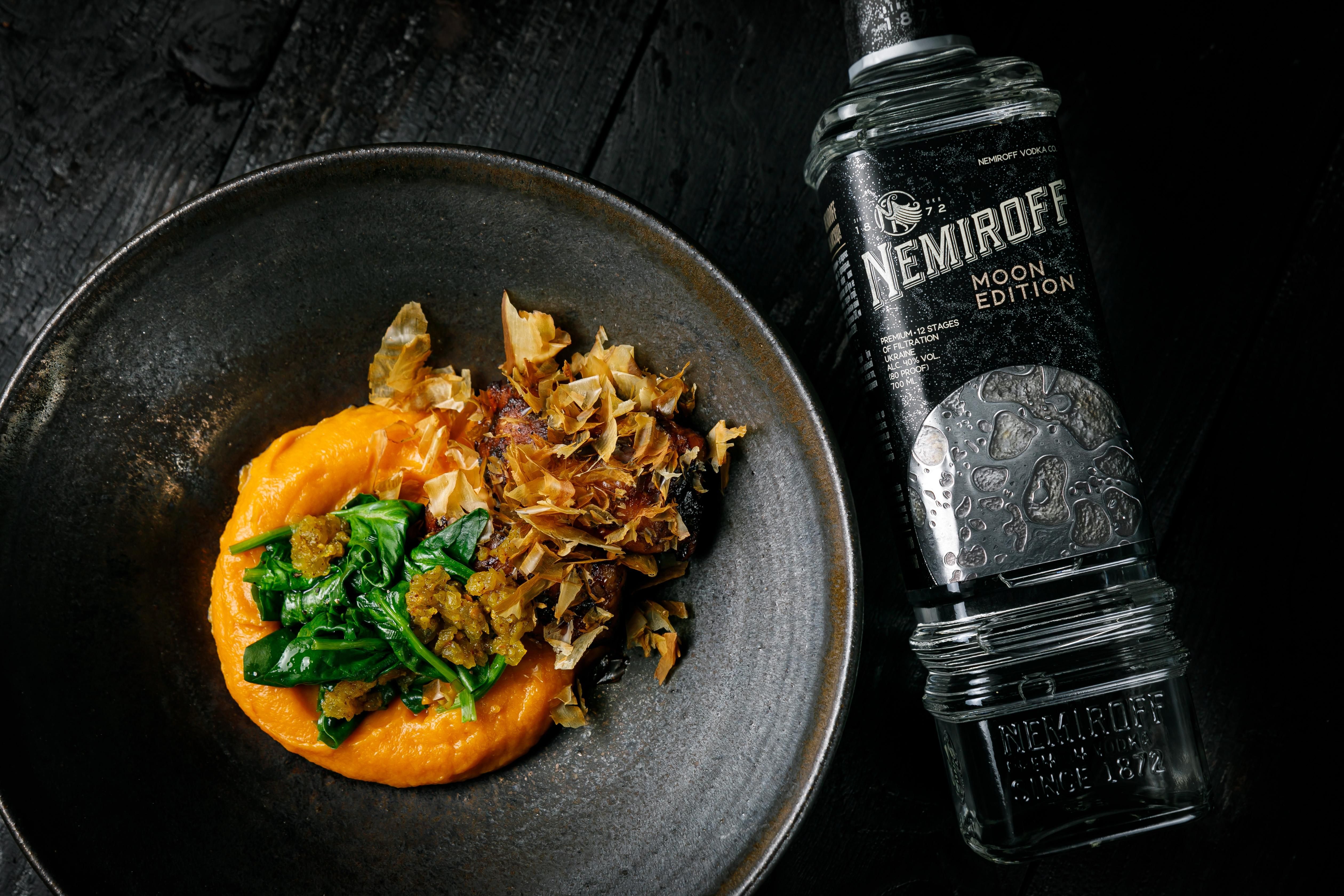 Ідеальна пара до Moon Edition: рецепт курчати в соусі з печеної цибулі та чорного часнику - Men Ідеальна пара до Moon Edition: рецепт курчати в соусі з печеної цибулі та чорного часнику - Men