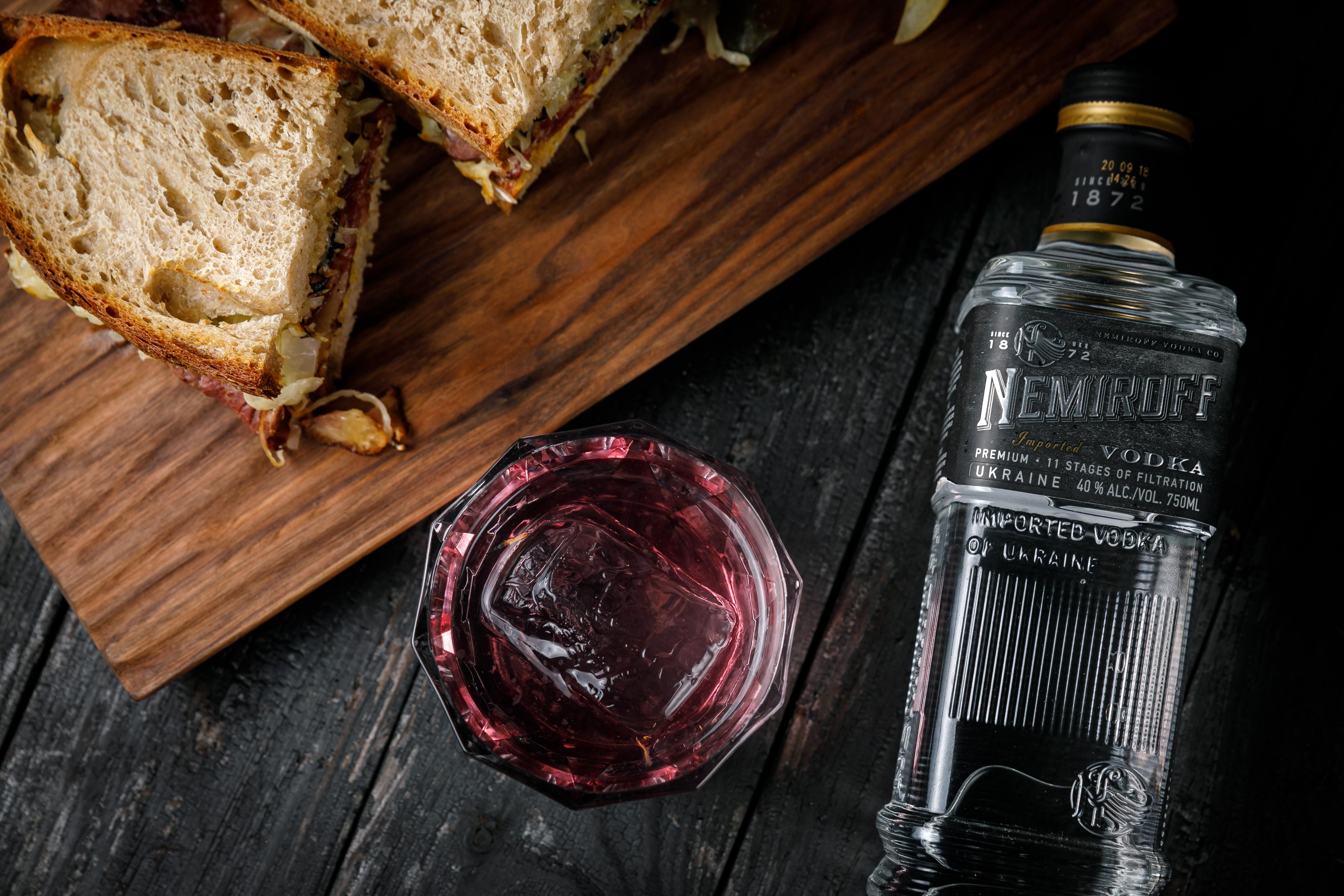 Сэндвич пастрами с дикими ферментами и коктейль Double Strike: варианты фудпейринга - Men Сэндвич пастрами с дикими ферментами и коктейль Double Strike: варианты фудпейринга - Men