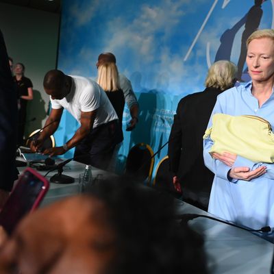 Тильда Свинтон в сине-желтом: звезда "Доктора Стренджа" поддержала Украину