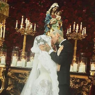 Фата с Девой Марией вдохновлена татуировкой: особенность свадебного платья Кортни Кардашян