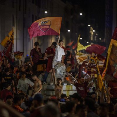 Рим в огне: фанаты Ромы отпраздновали победу в Лиге конференций – яркое видео