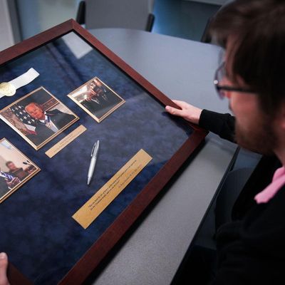Іменну ручку Байдена продали на аукціоні за 600 тисяч гривень: на які батальйони вони підуть