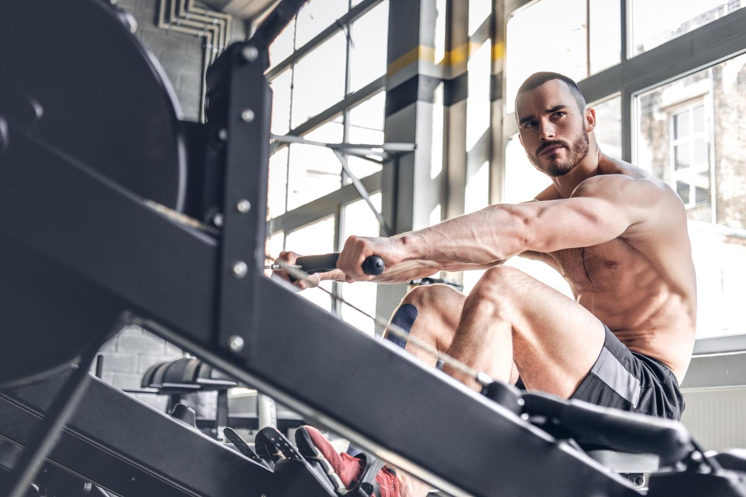 Круговая тренировка на все тело – комплекс упражнений для мужчин с фитнес-резинками.