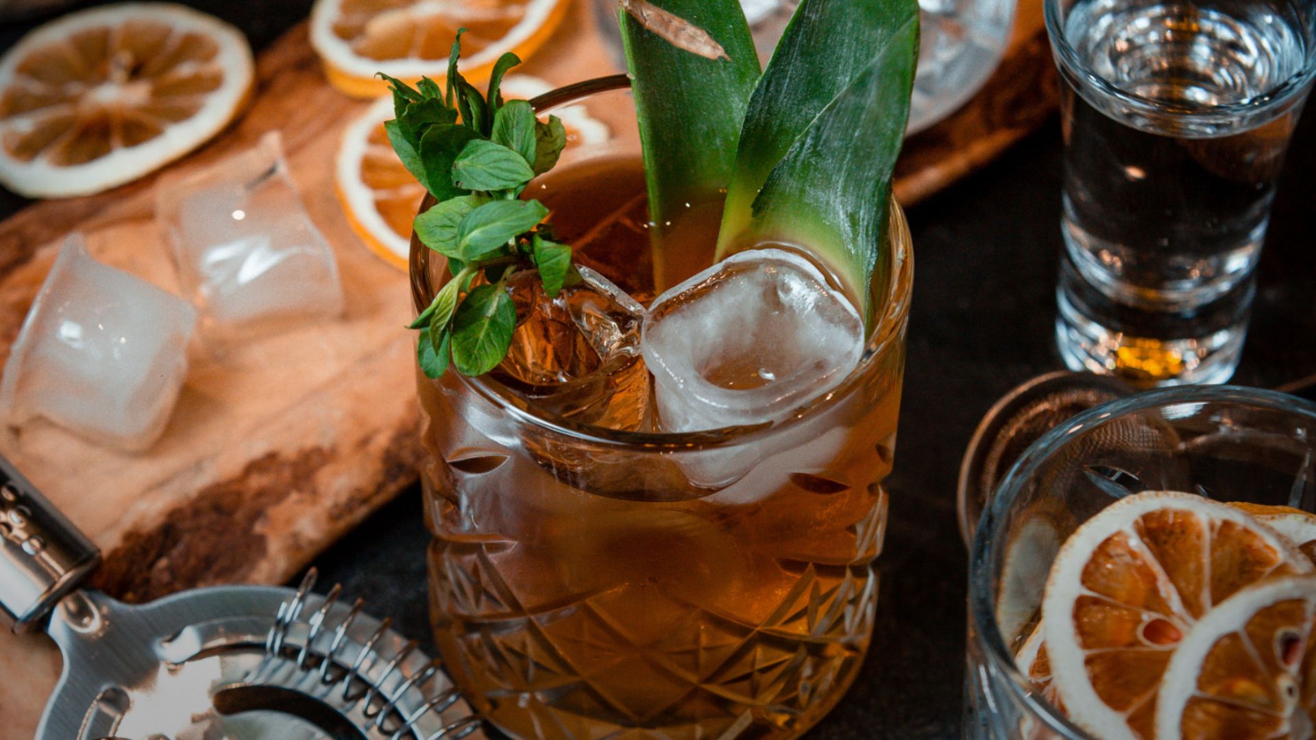 Какие коктейли приготовить осенью – три рецепта алкогольных напитков для мужчин Какие коктейли приготовить осенью – три рецепта алкогольных напитков для мужчин