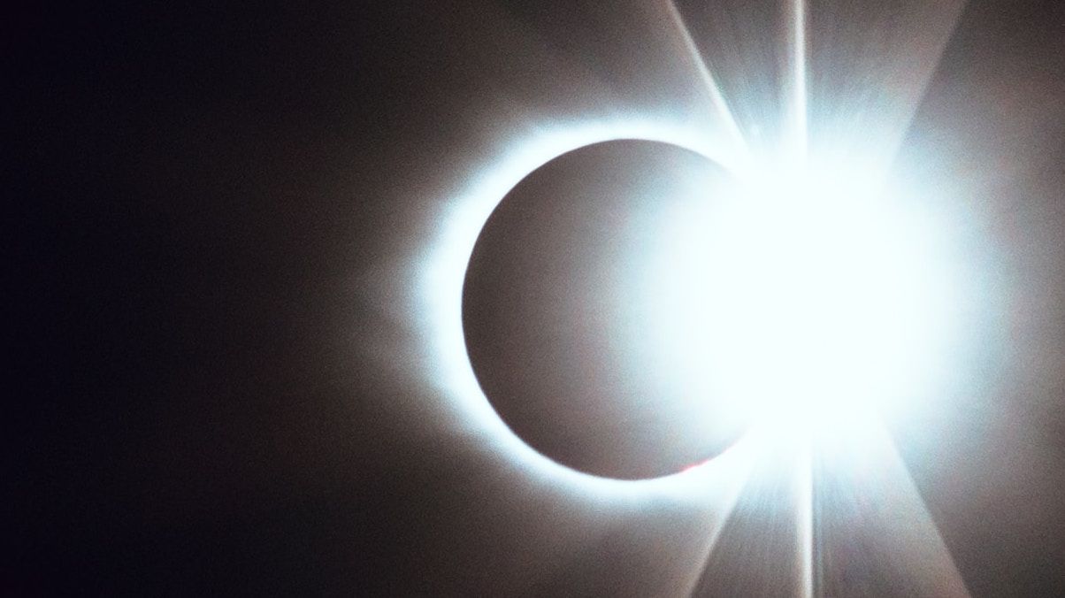 Может ли просмотр солнечного затмения без очков вызвать проблемы с глазами - Men